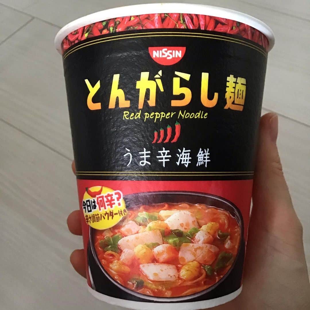 のインスタグラム：「カップラーメン完食❣️ 最後の一つはこれ。 付属の辛さ増し用のとうがらしは使用しませんでした。 とても美味しかったです。 スープは美味し過ぎて全て飲み干してしまった。 麺が既に紅くて、少々むせましたが、とても美味しかったです。 #とんがらし麺 沢山カップラーメンを贈って下さったファンの方、ありがとうございました😊 ご馳走さまでした！」