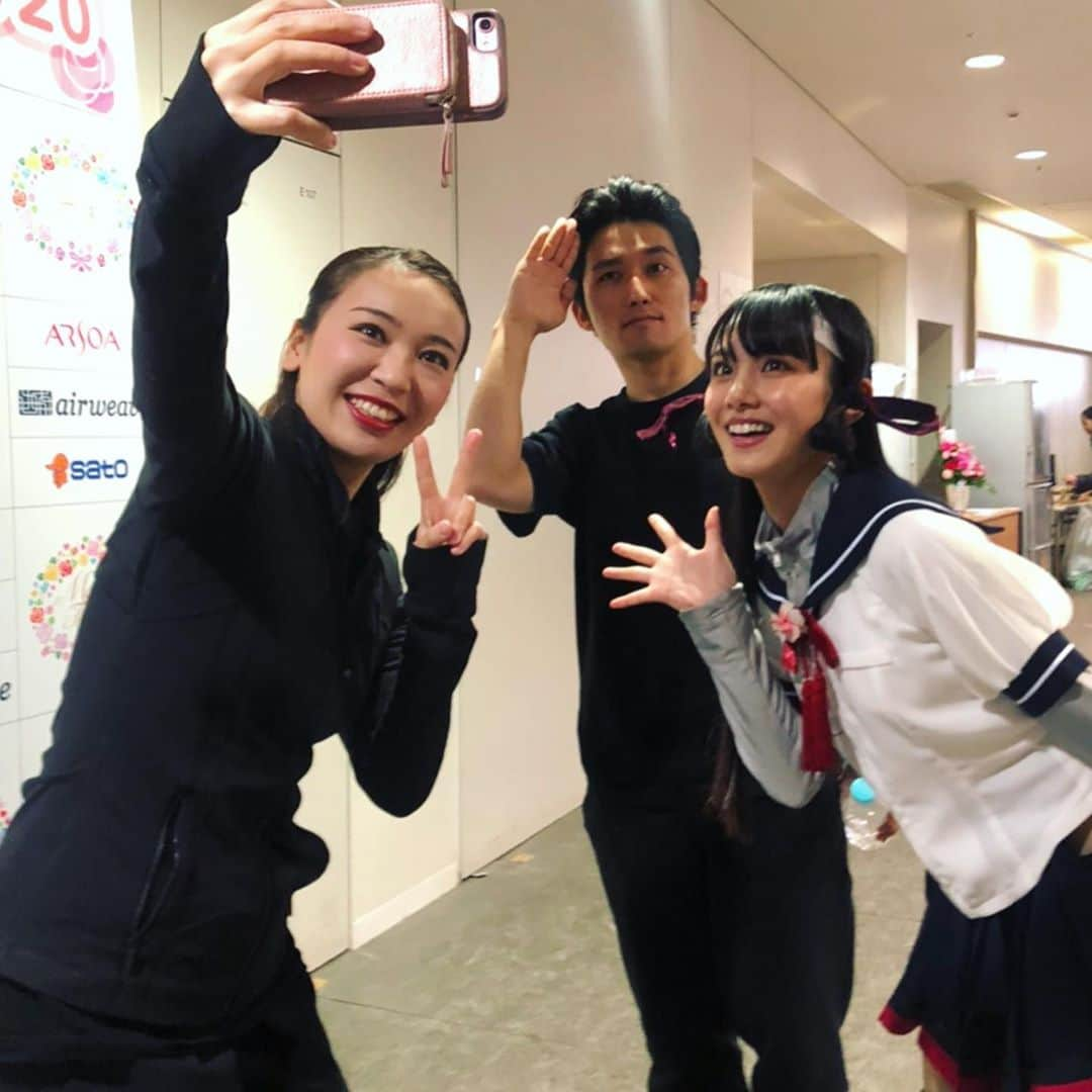 林渚さんのインスタグラム写真 - (林渚Instagram)「2020年の「浅田真央サンクスツアー」がスタートしました⛸初回大阪公演ありがとうございました🙏 大阪限定で無良提督登場の「蝶々夫人」があり、提督さん達盛り上がっていましたね❗️メンバー皆で提督さんの席に敬礼したりして楽しかったです😊 実は私の夫も提督なので(金剛が好きだそうです💓)、家族で今回の公演に来れて喜んでいました😂✨ 女子ナンバーは、昨年末にプログラムのブラッシュアップをしました⛸衣装の変更などもありましたので雰囲気が変わったと思います💓ステップの難易度が上がり1テンポでもズレるとすごく目立ってしまうので、不安もありましたが、真央ちゃんからもお客さんからも「良くなったね」と言っていただきとても嬉しく思いました🙏 まだ見れていない方も、今年のサンクスツアー楽しみにしていてください😊✨ (私個人としては2007年全日本に出場した時と同じ会場でしたので、また戻って来られて嬉しかったです！SPもFSもノーミスした思い出の会場です😍しかもその時の優勝者は真央ちゃんでした❣️真央ちゃんありがとう！) #浅田真央サンクスツアー #maotour #浅田真央 さん #無良提督 #提督 さん #艦これ」1月14日 16時48分 - nagiiinsta