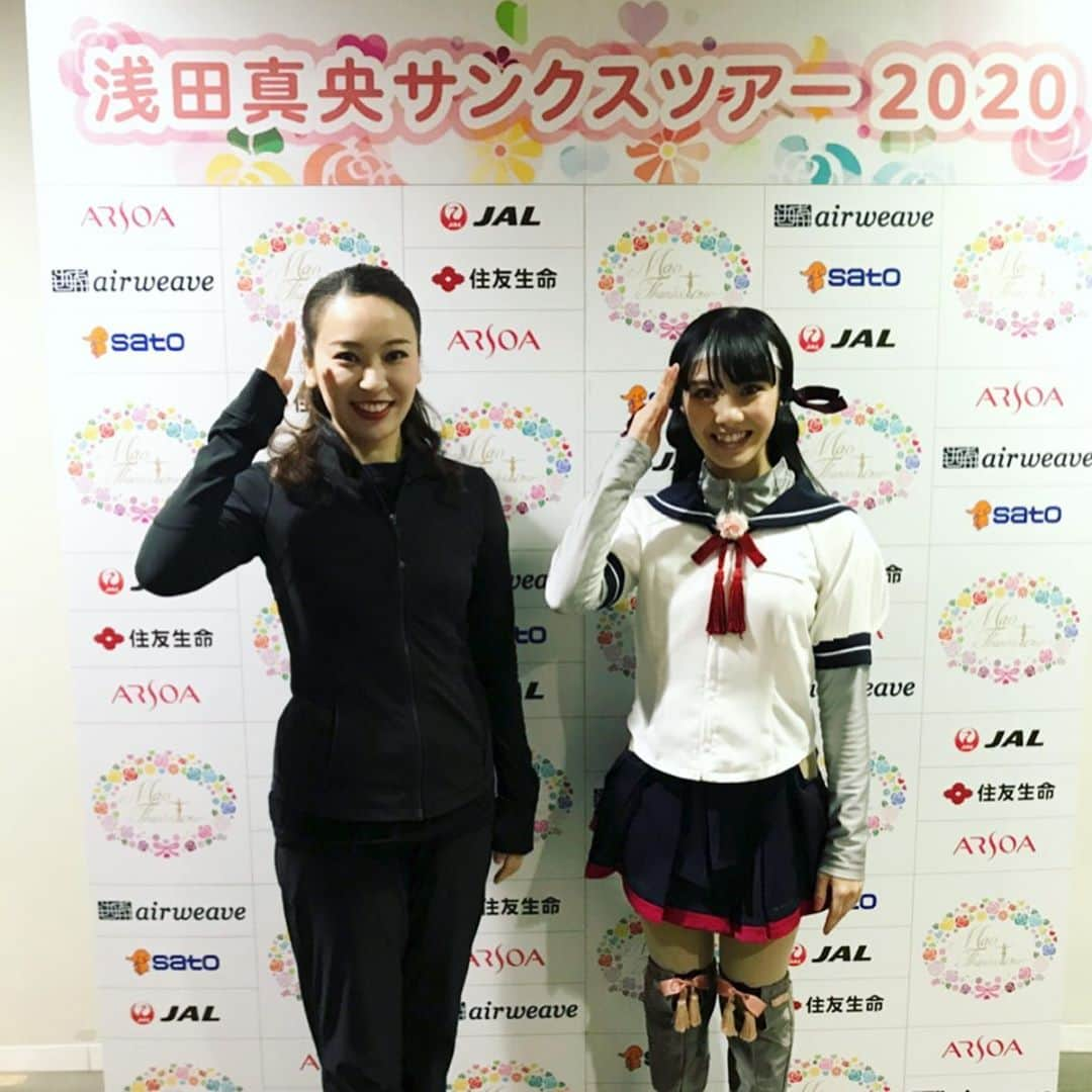 林渚さんのインスタグラム写真 - (林渚Instagram)「2020年の「浅田真央サンクスツアー」がスタートしました⛸初回大阪公演ありがとうございました🙏 大阪限定で無良提督登場の「蝶々夫人」があり、提督さん達盛り上がっていましたね❗️メンバー皆で提督さんの席に敬礼したりして楽しかったです😊 実は私の夫も提督なので(金剛が好きだそうです💓)、家族で今回の公演に来れて喜んでいました😂✨ 女子ナンバーは、昨年末にプログラムのブラッシュアップをしました⛸衣装の変更などもありましたので雰囲気が変わったと思います💓ステップの難易度が上がり1テンポでもズレるとすごく目立ってしまうので、不安もありましたが、真央ちゃんからもお客さんからも「良くなったね」と言っていただきとても嬉しく思いました🙏 まだ見れていない方も、今年のサンクスツアー楽しみにしていてください😊✨ (私個人としては2007年全日本に出場した時と同じ会場でしたので、また戻って来られて嬉しかったです！SPもFSもノーミスした思い出の会場です😍しかもその時の優勝者は真央ちゃんでした❣️真央ちゃんありがとう！) #浅田真央サンクスツアー #maotour #浅田真央 さん #無良提督 #提督 さん #艦これ」1月14日 16時48分 - nagiiinsta