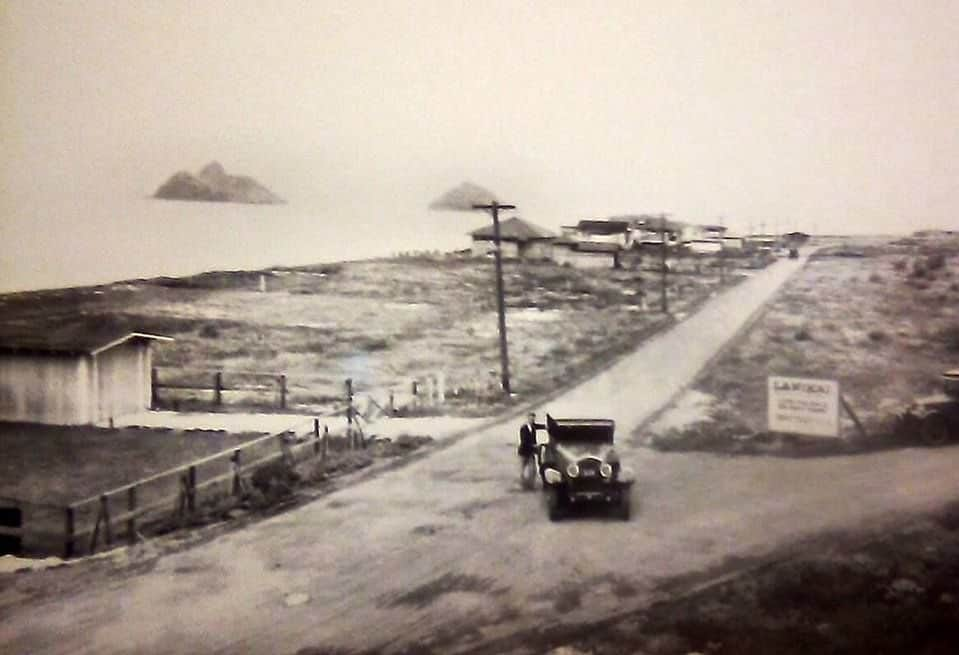 Lanikai Bath and Bodyさんのインスタグラム写真 - (Lanikai Bath and BodyInstagram)「Wow! See the Model T in the foreground? Lanikai c. 1915-1920  #lanikaibathandbody #lanikaibeach #lanikaibathandbodyjapan #lanikai #kailuabeach #kailuatownhi #natural #organic #historichawaii」1月14日 16時49分 - lanikaibathandbody