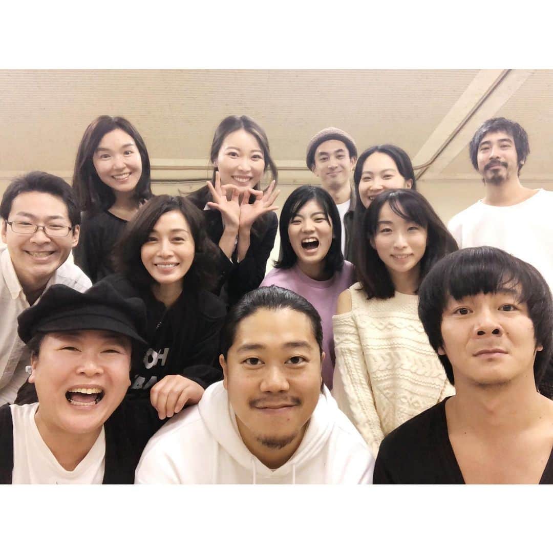 竹中友紀子のインスタグラム：「#出演情報  下北沢演劇祭×狼少年第11回公演 阿呆も十一、番茶も出花 「惑星地球　感情の星」 稽古終わりにキャストのみなさんと📷  いつもの狼少年メンバーに加え、 黒須杏樹さん 松原奈佑さん 木村絵美理さん そして、第10回公演にも出演してくださった 坂口彩夏さん 以上4人の女優のみなさんに出演していただくことになりました！ 稽古場でも早速狼少年に新たな風を送り込んでくれています^ ^ 2月5日から9日まで下北沢B1劇場にてお待ちしています♪ チケットはプロフィールURLよりご予約できます。 どうぞよろしくお願いいたします！」