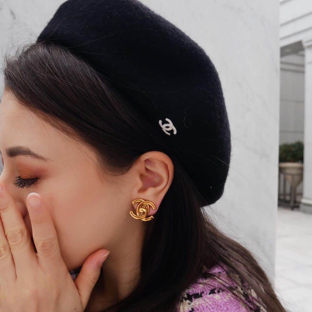 Vintage Brand Boutique AMOREさんのインスタグラム写真 - (Vintage Brand Boutique AMOREInstagram)「SOLD OUT❣️❣️Vintage Chanel CC wool beret. No size description ▶︎Free Shipping Worldwide✈️ ≫≫≫ DM for more information 📩 info@amorevintagetokyo.com #AMOREvintage #AMORETOKYO #tokyo #Omotesando #Aoyama #harajuku #vintage #vintageshop #ヴィンテージ #ヴィンテージショップ #アモーレ #アモーレトーキョー #表参道 #青山 #原宿#東京 #chanel #chanelvintage #vintagechanel #ヴィンテージ #シャネル #ヴィンテージシャネル #amorewardrobe #アモーレワードローブ」1月14日 16時56分 - amore_tokyo
