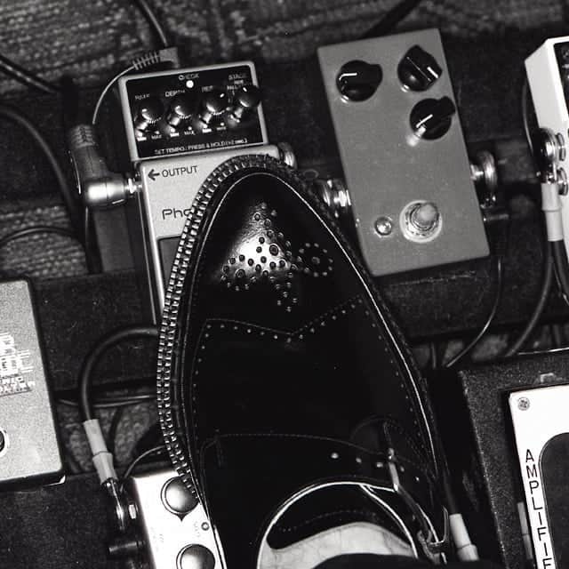 のインスタグラム：「De rigueur band wear since the birth of rock'n'roll 📷@jbaron01 . #theoriginalcreeper #georgecox #madeinengland #leadyourway」