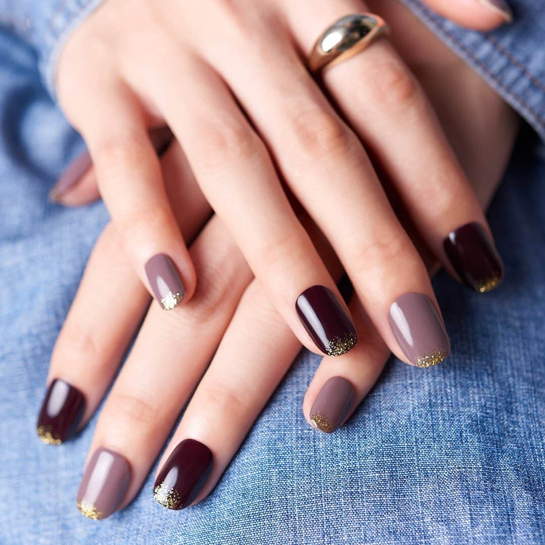 インテグレート♥さんのインスタグラム写真 - (インテグレート♥Instagram)「「GIRL Meets GIRL NAILS＆RING ⑦」は、指先をぐっと大人の雰囲気にしてくれるくすみレッドの2色セット。シンプルコーデに合わせても、シックなコーデに合わせても決まる優秀カラー👩💫こちらも数量限定です💅 仕上げにゴールド（GD804 別売り）をちょんちょんと乗せて、華やかさをプラス。 ・ ・ #インテグレート #ラブリーに生きろ #使えるラブリー #ネールズN #RD632 #RD733 #自信が持てるお守り #girlmeetsgirl #限定カラー #数量限定 #ネイル #ポリッシュ #ネイルポリッシュ #つや #カラバリ #高発色 #セルフネイル #マニキュアネイル #オトナ女子ネイル #シンプルネイル #ネイルデザイン #ネイルアート #冬ネイル #冬ネイル2020 #くすみネイル #レッドネイル #セルフネイル部 #ネイル好き #自爪ネイル #integrate」1月14日 17時00分 - integrate_jp