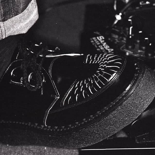のインスタグラム：「De rigueur band wear since the birth of rock'n'roll 📷@jbaron01 . #theoriginalcreeper #georgecox #madeinengland #leadyourway」