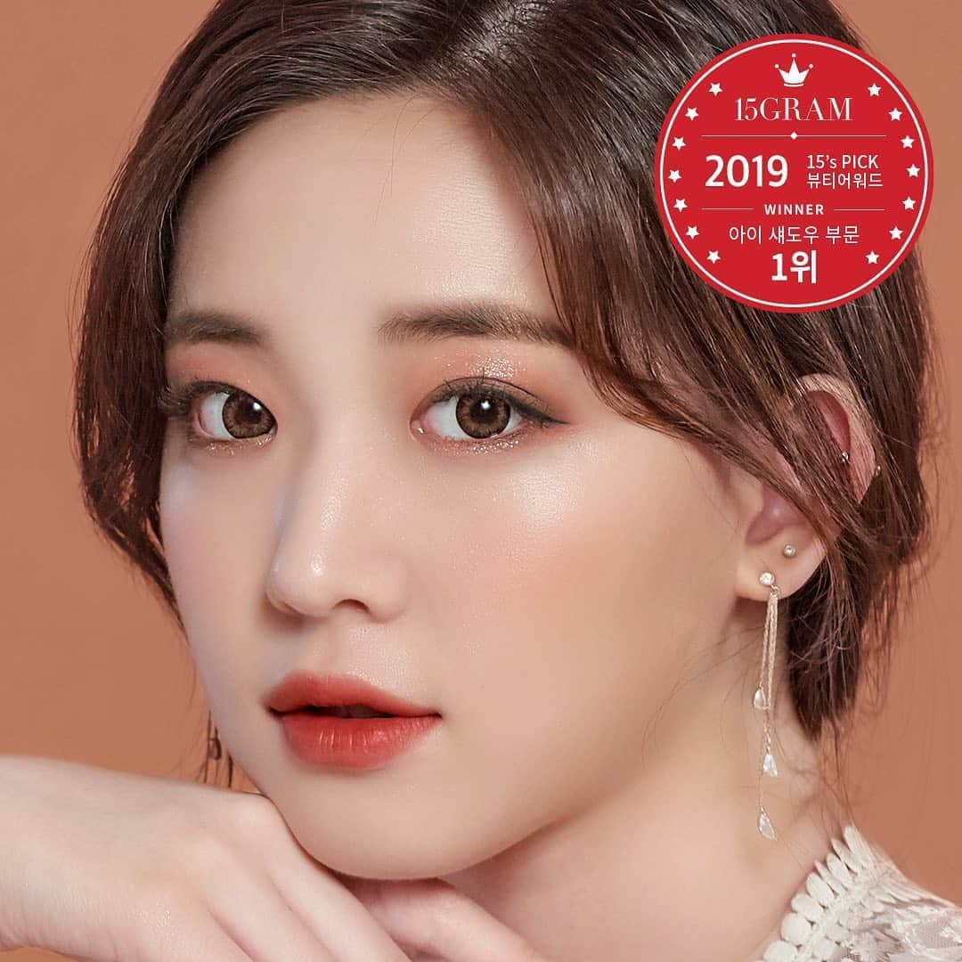 어퓨 A’pieuさんのインスタグラム写真 - (어퓨 A’pieuInstagram)「. <2019 결산 15’s PICK 뷰티 어워드> 🎉🏆 아이섀도우 부문 1위 수상 🏆🎉 제품력/인지도/리얼후기 종합 점수 #1위 . ⸌◦̈⃝⸍ ꒳ᵒ꒳ 확실한 발색과 확실한 무드! 무드에 반하는 #풀샷무드팔레트 . 매트/쉬머/글리터/도트 글리터 4가지 제형이 한 번에 담겨 아이, 치크, 쉐이딩, 브로우 메이크업까지 완성! ღ˘⌣˘ღ💖 . Eye #풀샷무드팔레트 LIP #과즙팡무스틴트 CR06기다려곶감, CR07토마토는채소지만」1月14日 17時13分 - apieu_cosmetics