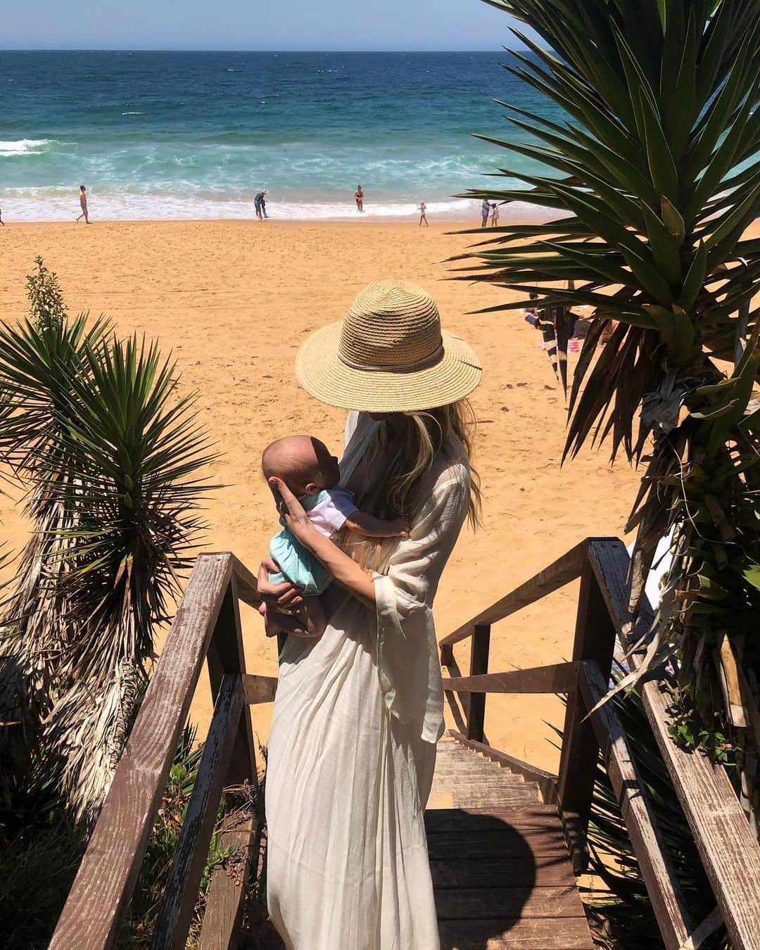 ジェニファー・ホーキンスのインスタグラム：「No one can prepare you for the gummy smiles and baby ‘convo’!? #soinlove 💓」
