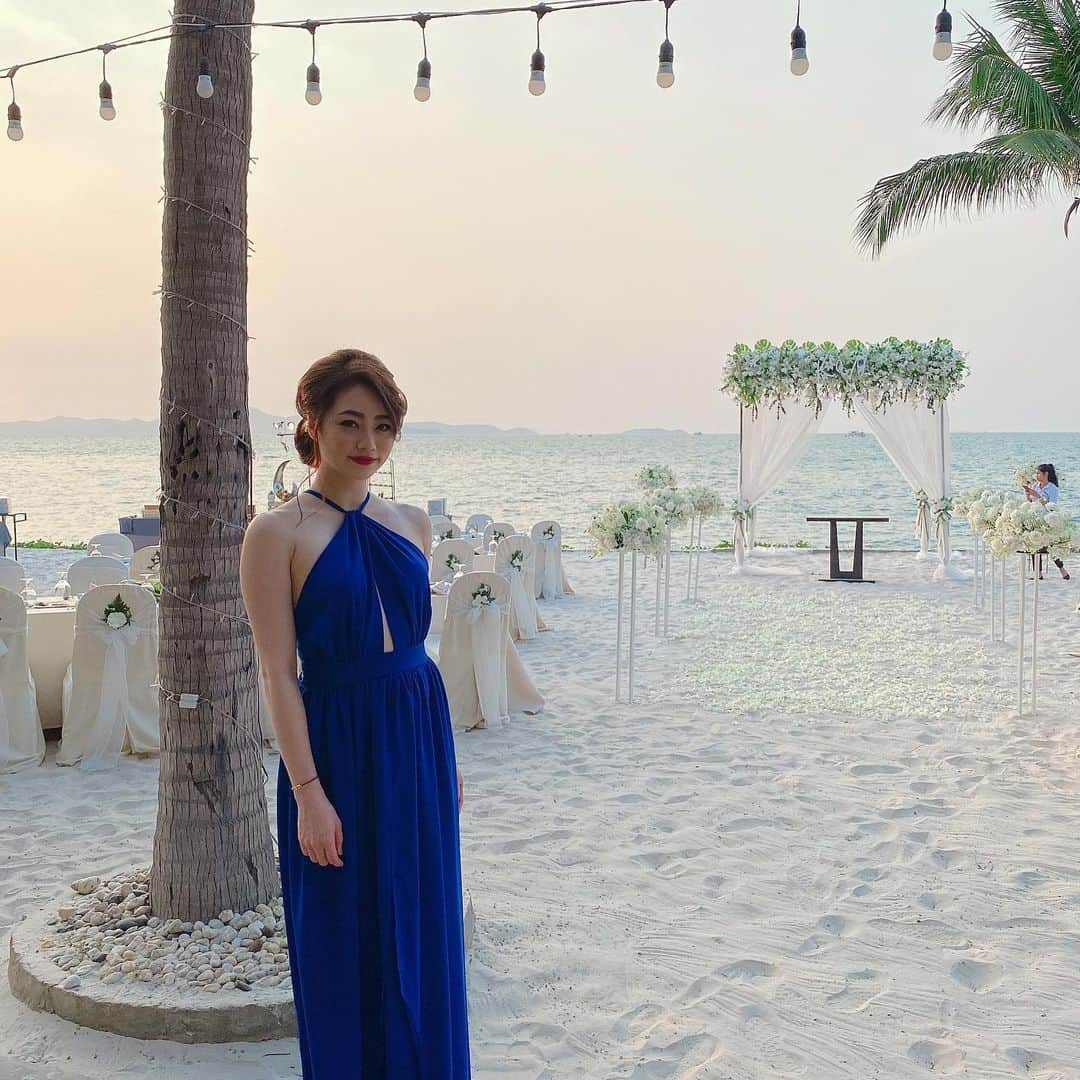 東森美和のインスタグラム：「1.12はタイのパタヤ🇹🇭にて 大好きな友人夫婦のビーチウエディングでした❤️ビーチウエディング初めてでしたが、最高に良かったです😍 映画のワンシーンのような感じで、うっとり。末長くお幸せに❤️ そして友達ともたくさん会えて嬉しかったです！一人旅だったのでしばし友人との時間に癒されました。  #パタヤ #タイ　#ビーチウエディング #インターコンチネンタルパタヤ #結婚式 #海外ウエディング #東森美和 #ウエディングドレス」