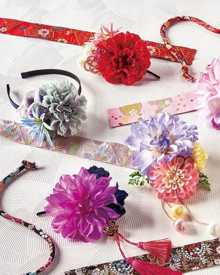 東京堂アーティフィシャルフラワーMAGIQのインスタグラム：「・ 【アーティフィシャルで季節を迎える】初春 (Hatsuharu) -新年の花迎え- ・ 【タッセルアクセ】 AZ94　台付くちばしクリップ FM9760-12　カレンダリアピック FM25048-33　アリスハイドレンジア RS5700-52　ブリリアントタッセル RS5900-28　ピッコラタッセル AP4935-18　レイヤーフラワーピック FG8901　グレープアイビーピックＳ ・ 【ポンポンアクセ】 BH4-19	ヘアーコーム小 FM3348-6 アンナダリアピック FM9760-111 カレンダリアピック FM501-104 ベルエマムピック FG1573 ダスティミラーブッシュ RT21100-52 ９００サテン・Ｒ　６ｍｍ RM9579-30 メタリックブレード４ｍｍ JP250-1.2.4	オーロラサテンピック ・ ・ 【You Tube TOKYODO公式チャンネル】 見て学べて役立つ、お花に関する動画満載❗️ 👇👇👇 https://m.youtube.com/channel/UCyD95_Gb0wQhvTRm9FDJnsQ ✳️【チャンネル登録】お願いします🙇‍♀️ Please subscribe to my channel ❗️ 请注册 ❗️ 채널 등록 고마워요 😁 ・ #TOKYODO#MAGIQ#MAGIQのある暮らし#東京堂#アーティフィシャルフラワー#アーティフィシャル#アートフラワー#造花#花のある暮らし#花のある生活 #花好きな人と繋がりたい#フラワーデザイン#フラワーアレンジメント#フラワーアレンジ#アレンジメント#花が好き#花を飾る#artificial#artificialflower #flowerofinstagram #flowersoninstagram#winterflowers #花藝#插花#花藝課#保鮮花#不凋花#꽃스타그램#조화」