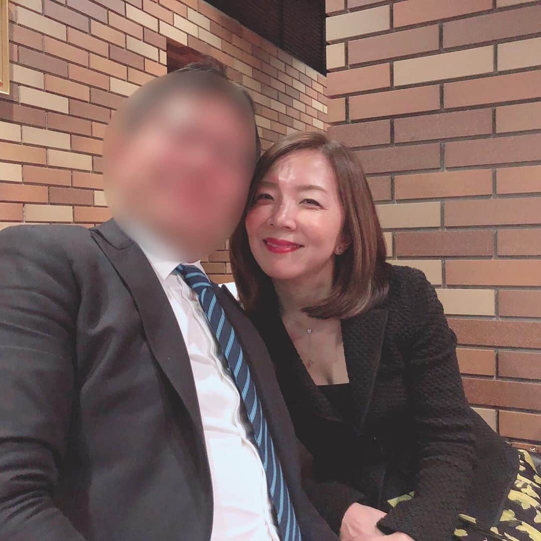 のインスタグラム：「人生最後の日。﻿ きっとその日は突然やってくる。﻿ ﻿ 50代になると、 今まで以上に、﻿ そんな日が来る事を、﻿ なんとなく自覚しだす。﻿ ﻿ 私が先に、﻿ 僕が先に、﻿ ﻿ 夫はポコよりも、﻿ 1秒でも先に行きたいと言い張る　笑﻿ ﻿  何度こんな話しを 繰り返ししているだろう。﻿ ﻿ こんなどうなるかわからない話しに、﻿ 妙に幸せを感じる時がある。﻿ ﻿ ﻿ アホ夫婦🤣﻿ ﻿ ﻿ -------------------------------------------﻿ ﻿ ♦︎ Grace Salon ﻿ オンライン上で学べるサロン﻿ @hirokograce プロフURLより﻿ ﻿ ﻿ ♦︎ 継続メンタープログラム  3ヶ月待ち﻿ 空席募集は、プロフURLより﻿ 無料メールマガジンにご登録ください﻿ ﻿ ﻿ ♦︎ ウーマン魅力学Diploma講座募集﻿ ﻿ ・21期 満席﻿ ・22期 2020年3月 募集中﻿ ﻿ プロフURLより﻿ ﻿ ﻿ ♦︎ Dinner会﻿  2020年1月22日 キャンセル待ち受付中﻿  プロフURLより無料メルマガにご登録﻿  ください﻿ ﻿ ﻿ 著書：﻿ 夫を最強のパートナーにする方法（大和書房）﻿ やめたら幸せになる妻の習慣（Wave 出版）﻿ 愛され妻の習慣（Wave 出版）﻿ ﻿ ﻿ ▶︎ ブックアカウント ﻿ @hirokograce_books ﻿ ﻿ #gracesalon#ウーマン魅力学 #ヒロコの愛されマインド #ヒロコ流ブレない女性の生き方  #生き方#アラフォーママ  #パートナーシップ #海外志向 #ニューヨーク流マインド  #ライフスタイル #海外旅行 #ぶれない軸 #女性の生き方 #グローバルスタンダードマインド #キャリアウーマン #女性経営者 #女性起業家 #海外ファッション #アラサーコーデ #年齢の重ね方 #生き方改革 #不安解消#海外暮らし #素敵空間」