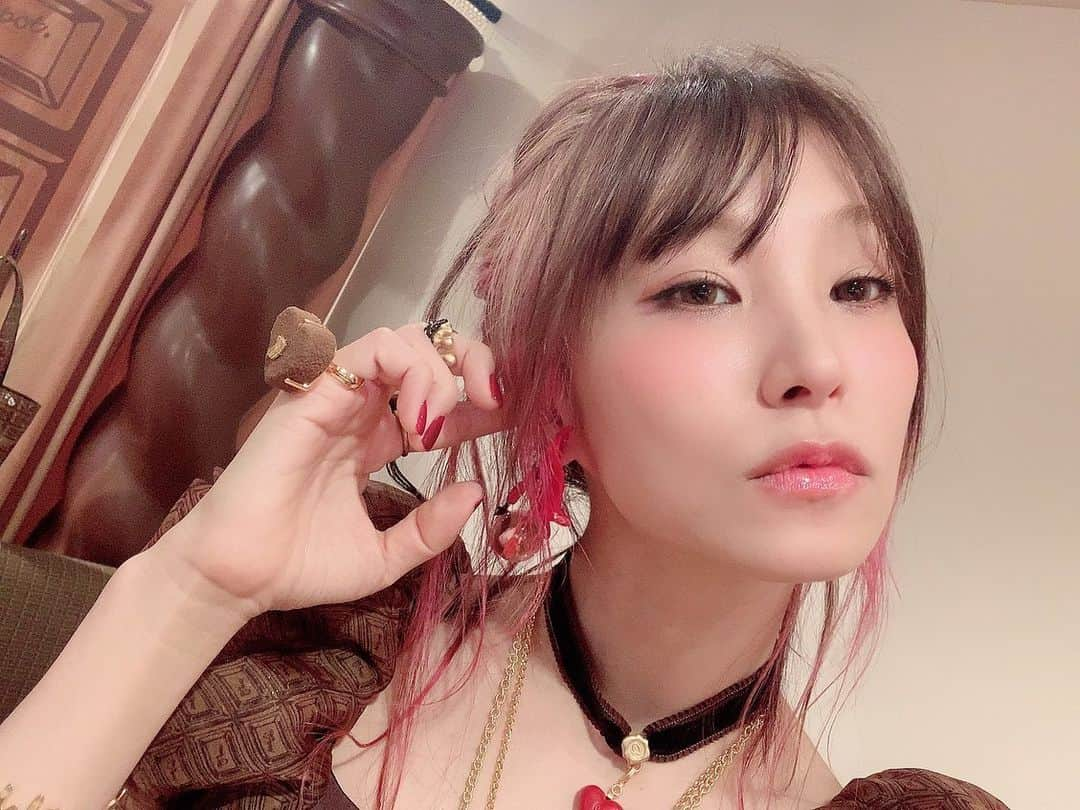 LiSAさんのインスタグラム写真 - (LiSAInstagram)「2020年のLiSA撮影が始まったので、ローライトとピンクの苺ミルクチョコレートに戻りまして🍫👸 #LiSA #よっしーコーデ　#たばたばへあー　@rica406」1月14日 17時31分 - xlisa_olivex