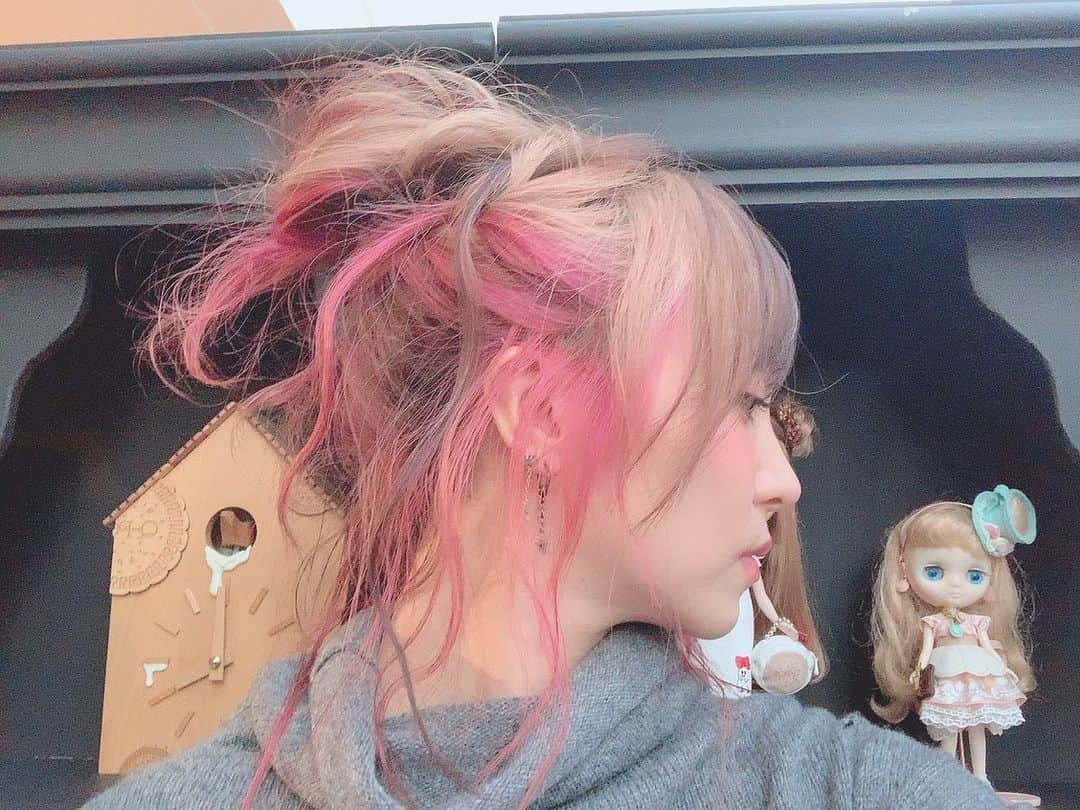 LiSAさんのインスタグラム写真 - (LiSAInstagram)「2020年のLiSA撮影が始まったので、ローライトとピンクの苺ミルクチョコレートに戻りまして🍫👸 #LiSA #よっしーコーデ　#たばたばへあー　@rica406」1月14日 17時31分 - xlisa_olivex