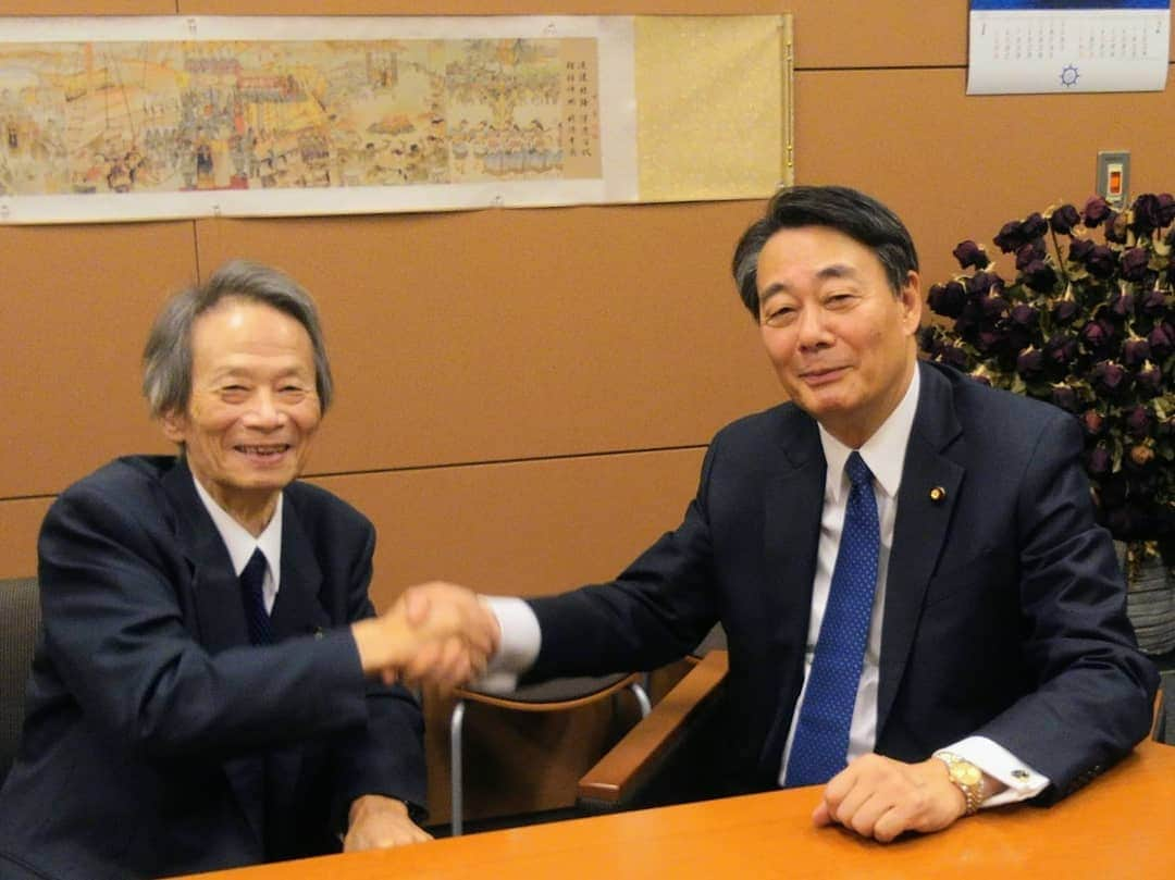 海江田万里さんのインスタグラム写真 - (海江田万里Instagram)「民主党政権時に参議院議長を務められた江田五月先生が、久しぶりに国会の事務所に寄ってくださり、政治状況などの意見交換ができました。 立憲民主党と国民民主党との間で現在話し合いが行われている党を一つにする動きについて、江田五月先生は「相手のあることだから、どうなるかわからないが、どっちに転んでも、その後の行動が大切だ」と話しておられました。私もその通りだと思います。 江田先生との面会後に開かれた立憲民主党常任幹事会で、両党のこの間の話し合いについての報告がありました。 立憲民主党としては、これまで譲るべきところは譲り、ボールを国民民主党に投げているので、あとは明日の国民民主党内部の会合でどういう結論が出るかを見守る段階との説明があり、常任幹事会で了承しました。  #立憲民主党　#衆議院議員　#海江田万里　#江田五月」1月14日 17時32分 - kaiedabanri