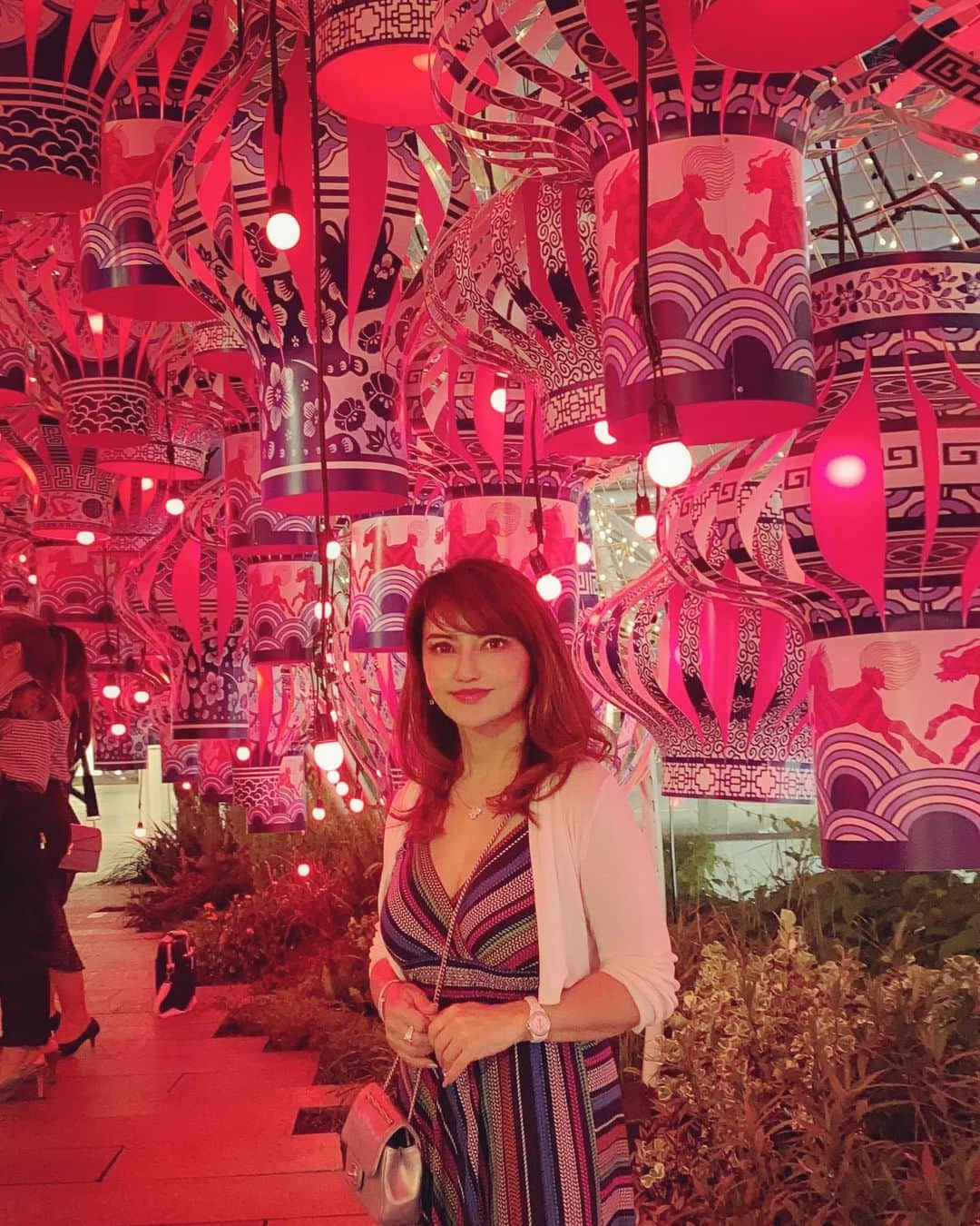 selfieneのインスタグラム：「#チャイニーズニューイヤー ﻿ #街中真っ赤 だよ﻿ ﻿ ﻿ #happynewyear#doyourbest ﻿ #応援してるよ ❣️﻿ #世界初#保険付き投資﻿ #投資女子#海外投資﻿ ﻿ ﻿ ⭐️海外での資産構築方法を手に入れたい方はこちらからLINEに登録してね⭐️﻿ ↓↓↓﻿ @marigram_uu_」