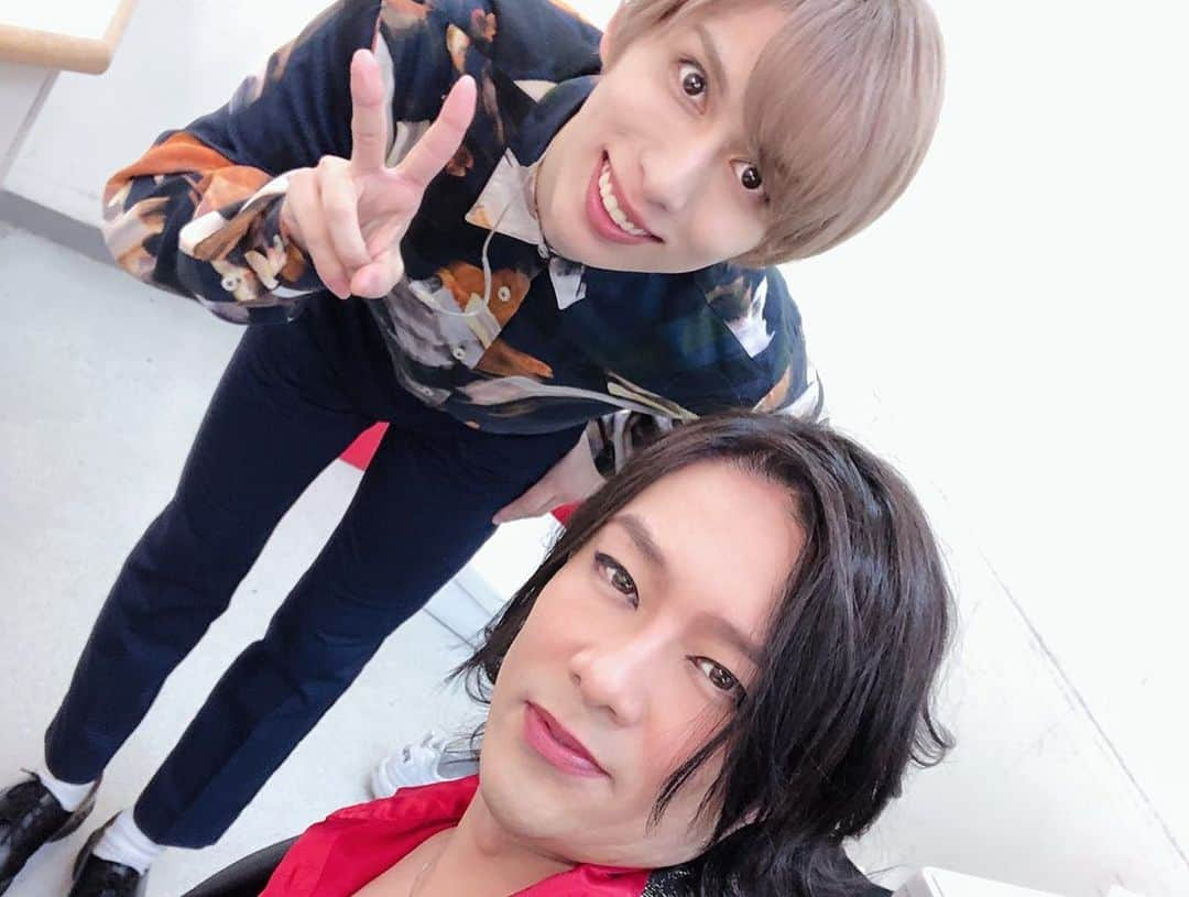 東山義久さんのインスタグラム写真 - (東山義久Instagram)「﻿ ニューイヤーライヴ終わりましたー！！﻿ ﻿ ﻿ ゲストの？（笑）﻿ TAKA、トシちゃん﻿ とHomer、りおと撮れました。﻿ ﻿ 泰右とは舞台上でイチャイチャしたからいっか😝﻿ ﻿ ﻿ そして豪 @goueki ！！！！ Tシャツ、タオルのデザイン﻿ ありがとな😘﻿ ﻿ ﻿ 次はモーツァルトでねー😎﻿ ﻿ #dd﻿ #ニューイヤーライブ2020﻿ #次は2月﻿ #モーツァルト俺は誰だ﻿ #letsgoforit﻿」1月14日 17時47分 - yoshihisa_higashiyama