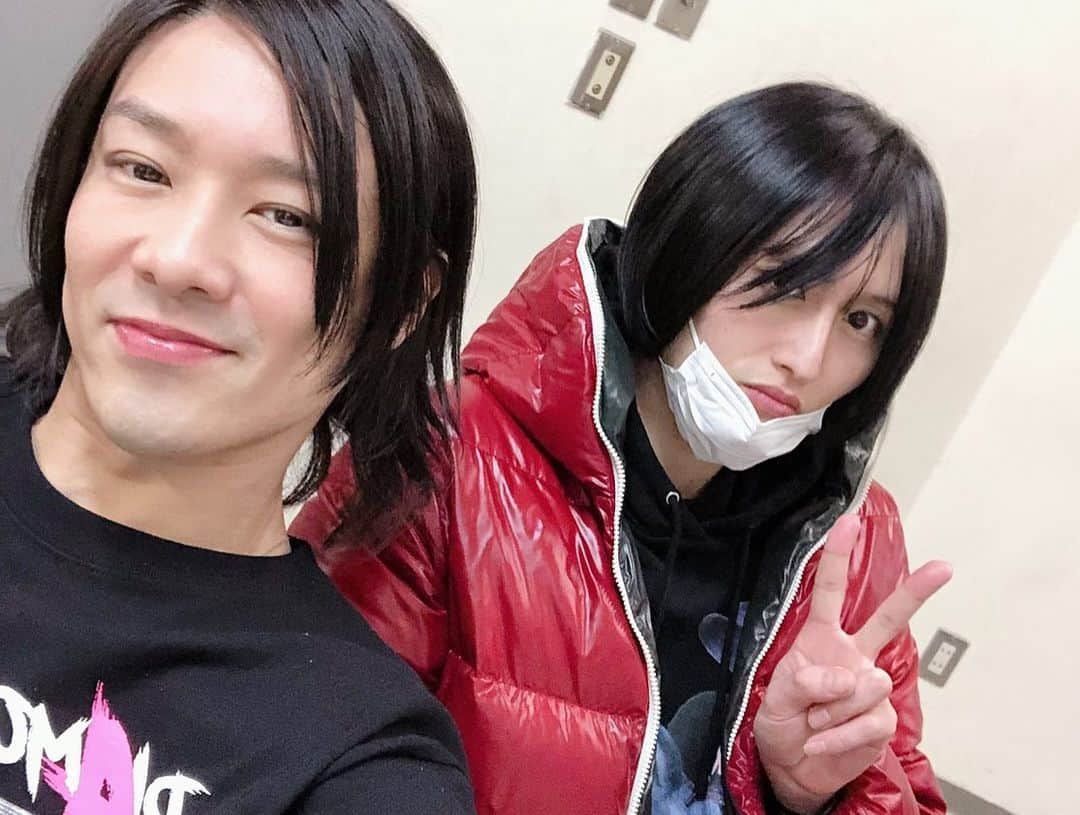 東山義久さんのインスタグラム写真 - (東山義久Instagram)「﻿ ニューイヤーライヴ終わりましたー！！﻿ ﻿ ﻿ ゲストの？（笑）﻿ TAKA、トシちゃん﻿ とHomer、りおと撮れました。﻿ ﻿ 泰右とは舞台上でイチャイチャしたからいっか😝﻿ ﻿ ﻿ そして豪 @goueki ！！！！ Tシャツ、タオルのデザイン﻿ ありがとな😘﻿ ﻿ ﻿ 次はモーツァルトでねー😎﻿ ﻿ #dd﻿ #ニューイヤーライブ2020﻿ #次は2月﻿ #モーツァルト俺は誰だ﻿ #letsgoforit﻿」1月14日 17時47分 - yoshihisa_higashiyama