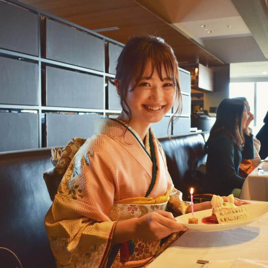 角川友紀のインスタグラム：「﻿ 11日に20歳になり﻿ 昨日無事に成人の日を迎えることができました‪‪✌︎﻿ ﻿ これまで育ててくれた親に とても感謝です﻿ ﻿ 周りの人たちへの感謝を忘れず、これから沢山色んなことを吸収して、経験して﻿ 理想のオトナになれるといいなと思います﻿ ﻿ 20代楽しむぞ〜！‪‪☺︎‬﻿ ﻿  #成人式 #20歳  #2歳の時の写真が出てきたので添えておきます  #髪型が仮面ライダー🤦🏼‍♀️」