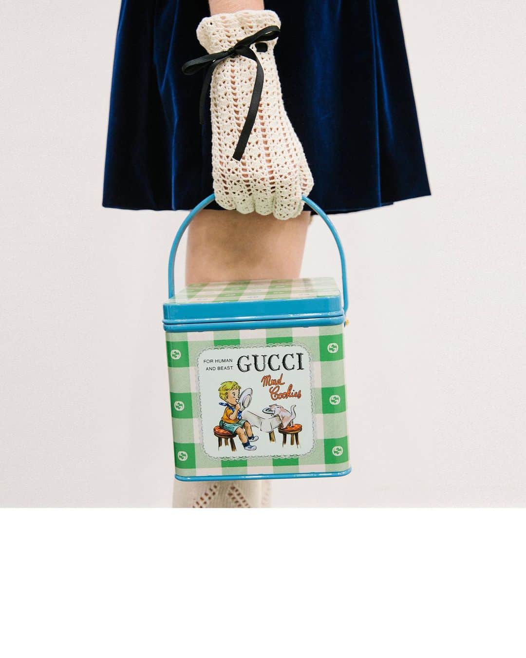 グッチさんのインスタグラム写真 - (グッチInstagram)「Printed with a whimsical design, a cubic box bag is styled with a mini dress with crocheted cotton gloves designed by @alessandro_michele and captured in preparations for the men’s #GucciFW20 fashion show. Watch the show through link in bio. #mfw #AlessandroMichele #RaveLikeYouAreFive」1月15日 4時40分 - gucci