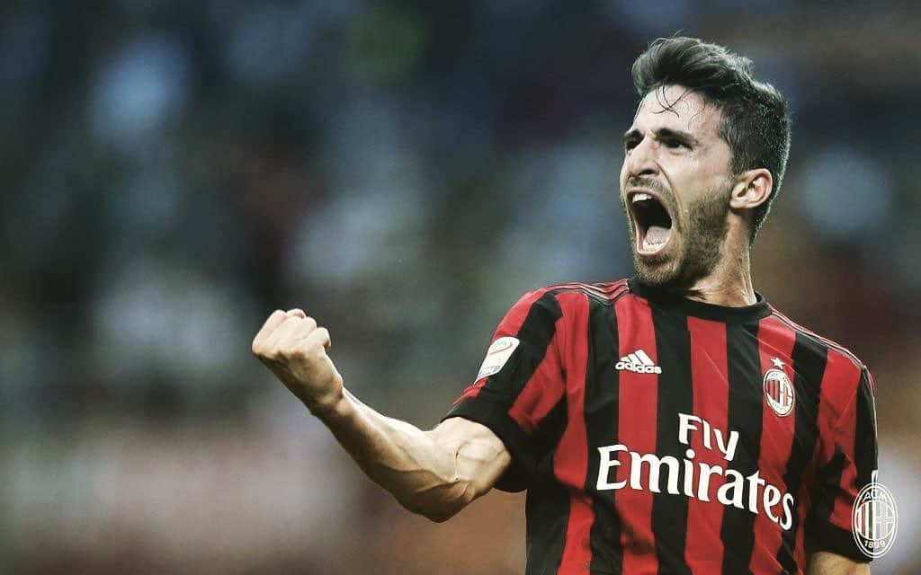 のインスタグラム：「🇮🇹 Onore, voglia, sudore, sofferenza, felicità, caparbietà! Ho dato tutto per questi colori e questa gloriosa società @acmilan! Dare tutto è significato giocare in ruoli non miei e in condizioni fisiche non ottimali senza mai dimenticare o sottovalutare la gloriosa maglia che indossavo! Un’avventura meravigliosa è finita ma una nuova sfida è pronta ad abbracciarmi e non vedo l’ora di vincerla, di nuovo! Volevo  ringraziare i miei compagni (alcuni di loro sono diventati cari amici), la società, il personale di Milanello,  tutti gli staff tecnici che mi hanno accompagnato e infine, tra alti e bassi, ringrazio anche i tifosi che mi hanno sempre sostenuto! ... GRAZIE 🇬🇧 Honour, passion, sweat, suffering, happiness, willingness.. I gave everything for these colours and this glorious club @acmilan! Giving everything meant playing in positions that weren’t mine, playing with physical issues, and never underestimating the jersey I was wearing. An amazing adventure ended, but a new challenge is ahead and I can’t wait to give my all again! I wanted to thank my teammates (where I also found good friends), the club, and all the technical staff who led me. I also want to thank the fans who always supported me during my  highs and lows! THANK YOU MY ROSSONERI」