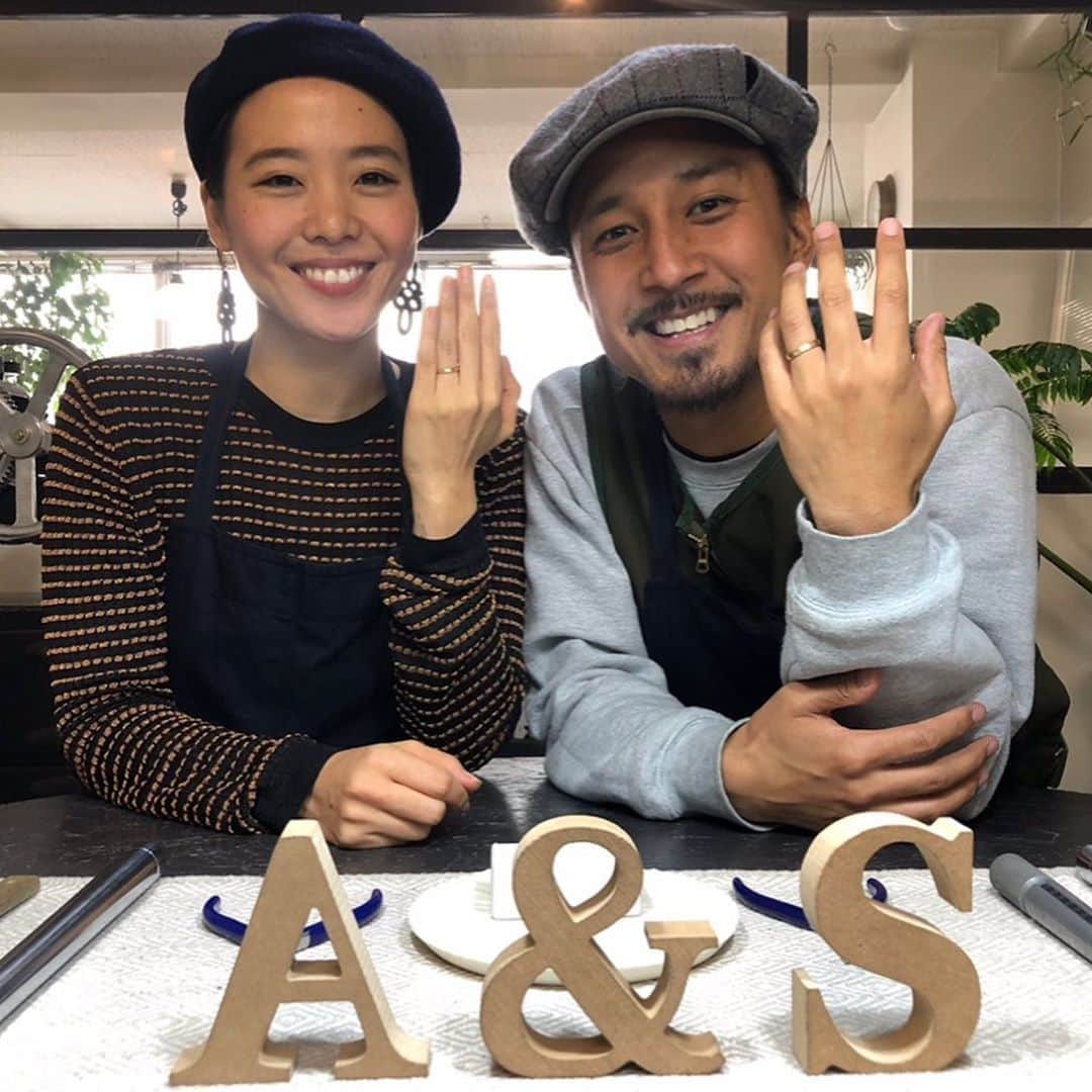 ショーン・エバリストのインスタグラム：「A year ago today we got engaged in Japan and pretty much that same week we decided to make our wedding rings together and wear them already before we were even married lol. swipe to see a little video on when we made them:) @ayehasegawa I love you, thank you for saying yes💘💘💘 . 💍 @renri_yokohama 📹@beanfdc 📸 @abadimage 🙏🏽🙇🏻‍♂️💛✨」