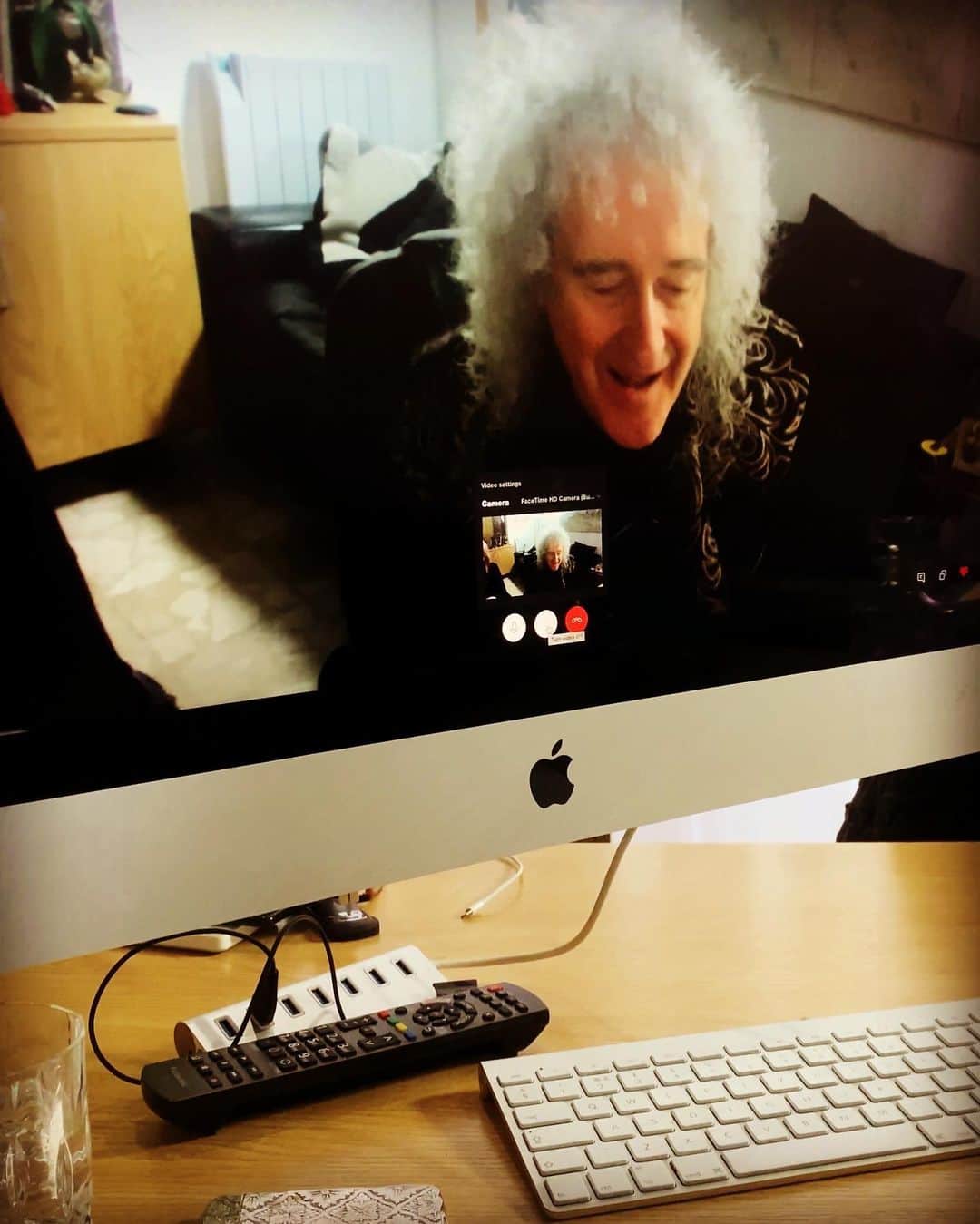 ブライアン・メイさんのインスタグラム写真 - (ブライアン・メイInstagram)「OK - I’m going slowly with this but ... this is my face while I’m listening (per Skype) to Greta Thunberg playing the Bohemian Rhapsody solo ! And she’s good !! We had a long chat.  About the Planet, animals, Space, and ... many other things ... with a view to doing ... something ! 💥💥💥💥 You’ll notice the Skype isn’t working properly - so we can’t see each other - only hear.  But it was a great moment.  Plans to hatch ! Bri」1月15日 3時19分 - brianmayforreal