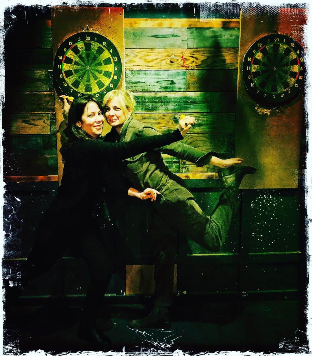 ロブ・モローのインスタグラム：「Darts of Heartness @leslieurdang @debbonayer @rhythmroomla」