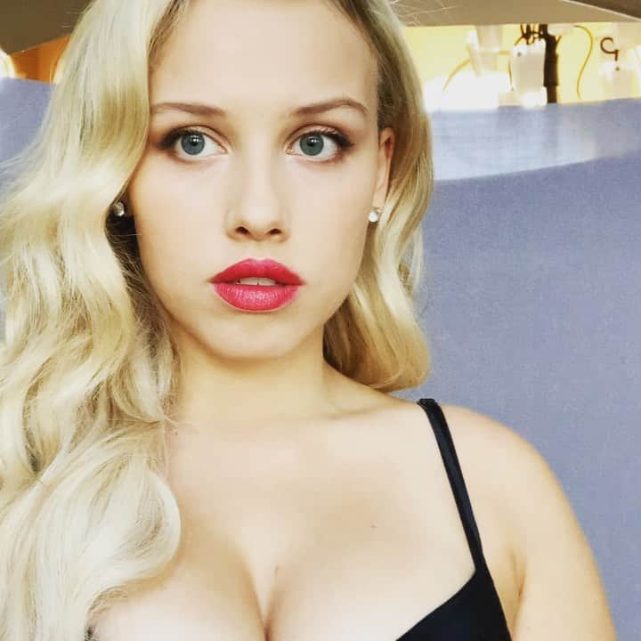グレイシー・ドジーニーのインスタグラム：「back to business 🎥」