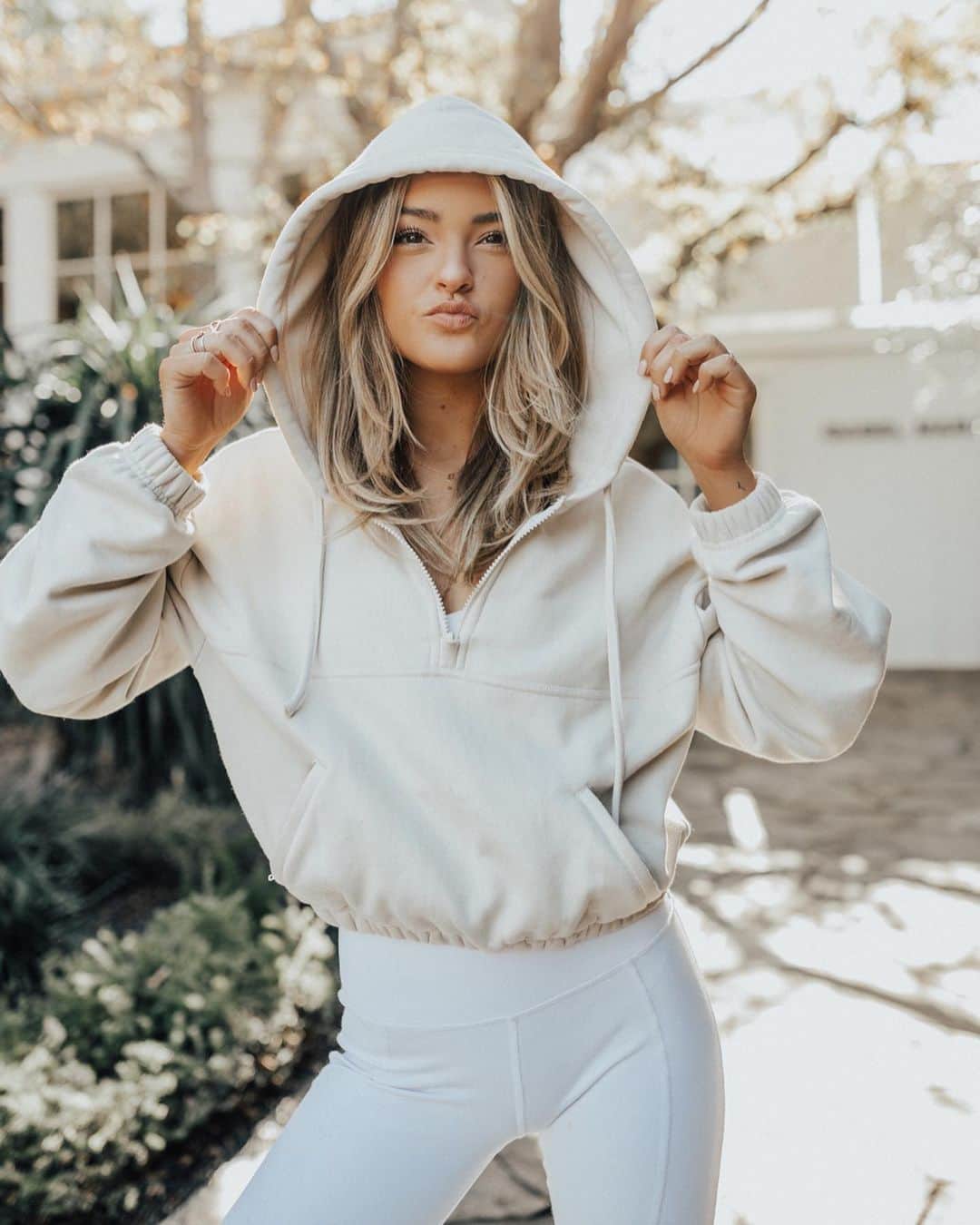 ヴェール・ゲンタのインスタグラム：「Sporty but make it cute 🤍 @aloyoga」