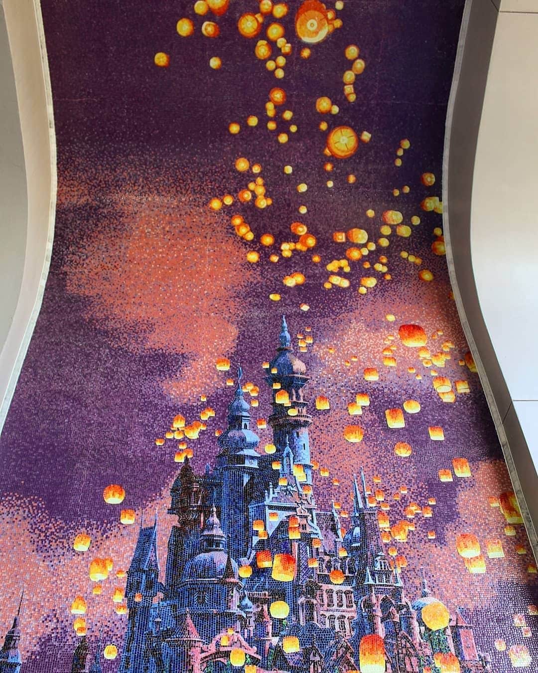 Walt Disney Worldのインスタグラム：「And at last I see the light! 🏮🌞🏰 #TangledTuesday #DisneyResort #WaltDisneyWorld (📷: @brentdodge)」