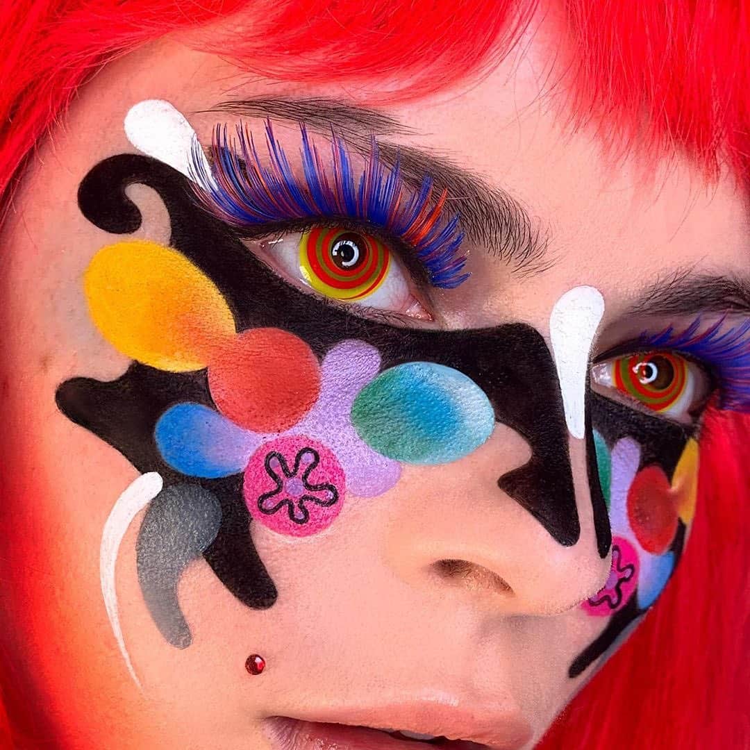 Instagramさんのインスタグラム写真 - (InstagramInstagram)「Juliana Horner (@vesperucca) is not your average Earth-dwelling creative and makeup artist. “I like creating things that invoke the nostalgia of a different planet — bending themes and images and my face and words to touch on something you may have seen in a dream,” says Juliana, who owns the cosmetics company @claropsyche where she shares her passion for saturated tones with collections that sell out fast.⁣ ⁣ Her looks have inspired a cult-like following in the #mua community, but when she’s offline she prefers to stay incognito. “I used to wear my looks out more, but now I don’t as much,” she says. “I don’t want to have a conversation about my face. But online, I’ll happily do it all day!” 👩🏼‍🎤⁣ ⁣ This month, we’re looking to the future with #2020Vision. Follow along as we share the stories of 20 people to watch in 2020 (and beyond). ⚡️⁣ ⁣ Photo by @vesperucca」1月15日 3時55分 - instagram