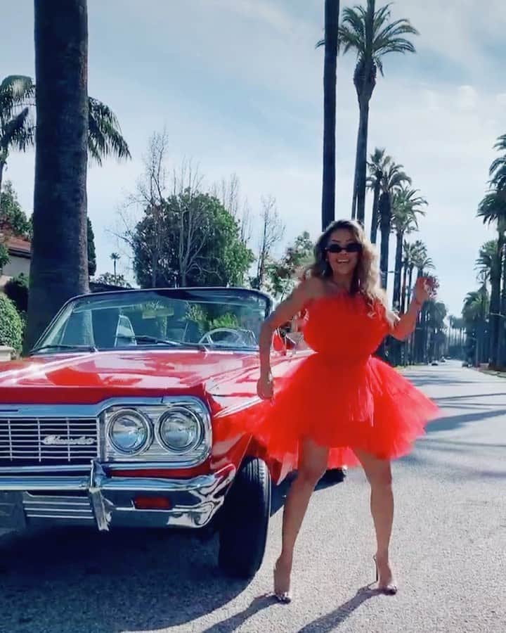 リアン Vのインスタグラム：「I just hit 9M on @tiktok ❗️😱 Thank you for all your support! ❤️ Grateful for each of you and love you soooo much! 😭🥰 #TeamLianeV」