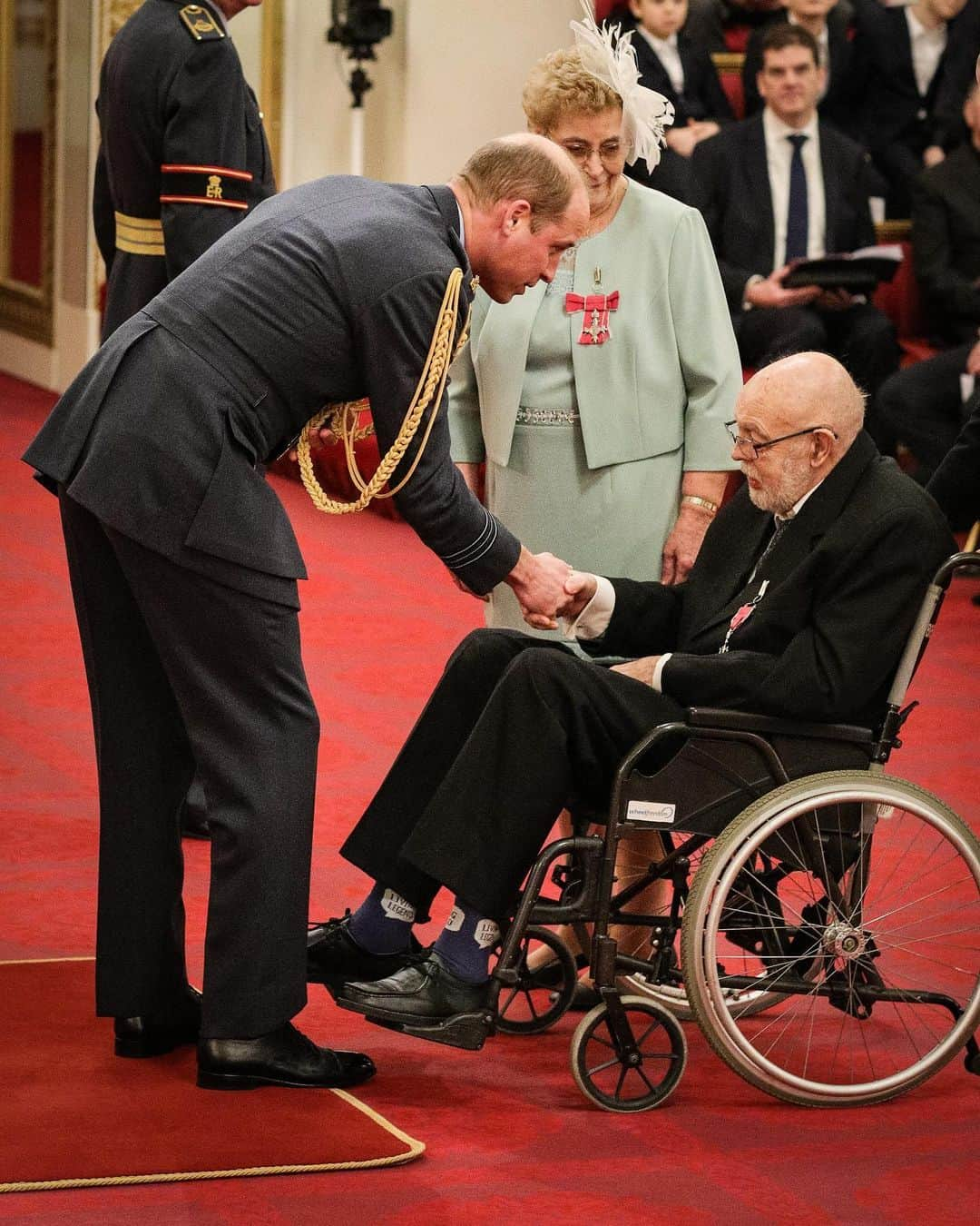 ウィリアム（ケンブリッジ公）さんのインスタグラム写真 - (ウィリアム（ケンブリッジ公）Instagram)「A closer look at some of today’s Investiture recipients 🎖️ honoured by The Duke of Cambridge at Buckingham Palace:  1. Father Brian D’Arcy, presented with an OBE for his work on Cross Community Relations in Northern Ireland.  2. Sir Andrew Strauss, former @englandcricket captain, Knighted for services to Sport.  3. Margaret and William Foster MBE, who have fostered 183 children over 34 years.  4. Musician @miamatangi MBE — who funded Youth Action International’s work to help youth break out of cycles of violence and poverty in war torn African communities.  Anyone can nominate someone for an honour — visit @CabinetOffice to find out more.  Photos and footage courtesy of PA / BCA」1月15日 4時12分 - princeandprincessofwales