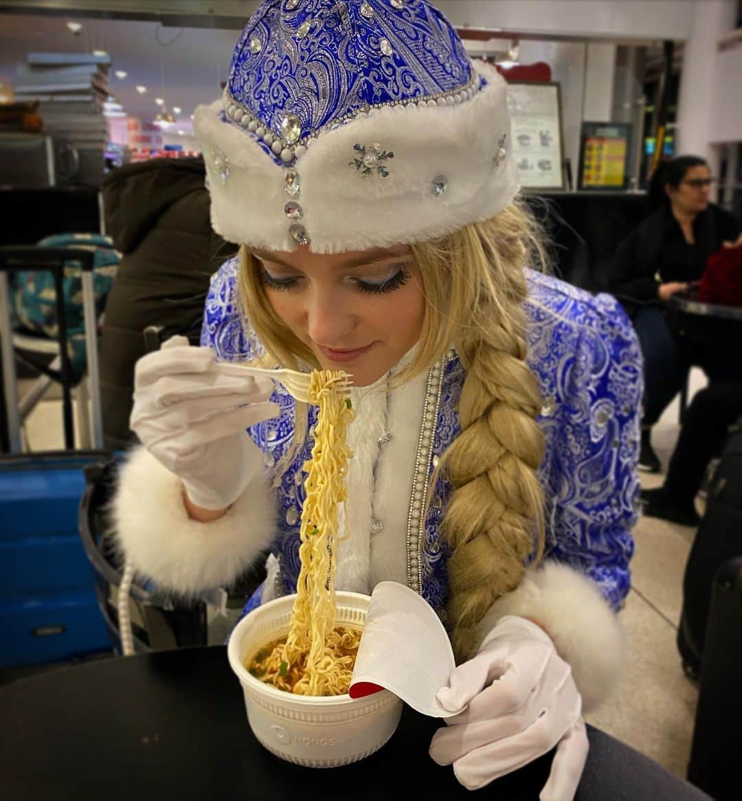 ヴラダ・ロスリャコヴァのインスタグラム：「What does a phrase Old New Year makes you think about? #weirdrussia」