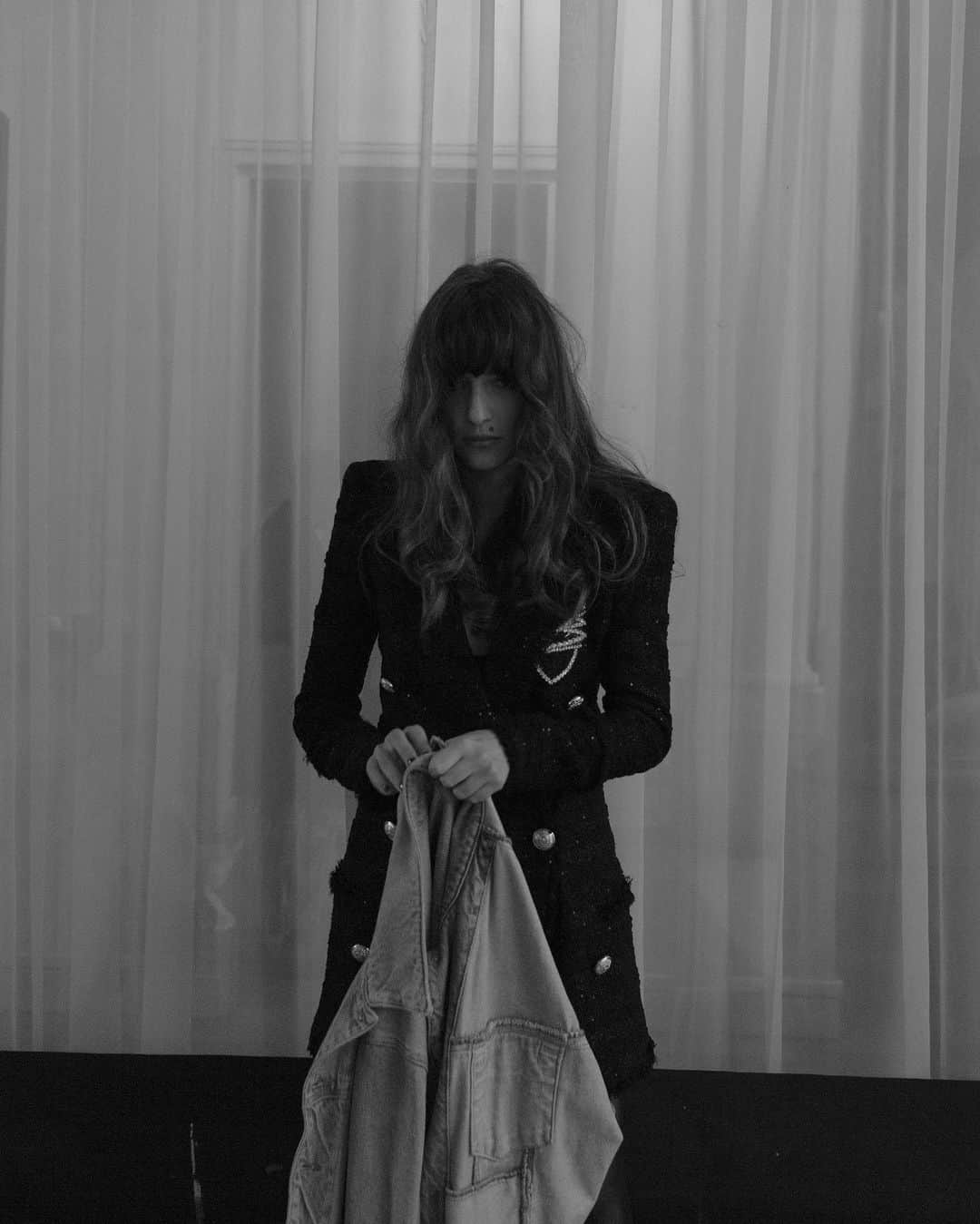 エレオノーラ・カリシのインスタグラム：「† Taken out with the trash Swimming through the gutter Swimming through the gutter Swallowed up, swallowed up by the city, by the city, by the city Humans the size of rats Opportunity cracks, opportunity stutters It only takes a minute And it takes it, and it takes it, and it takes it, and it takes it †」