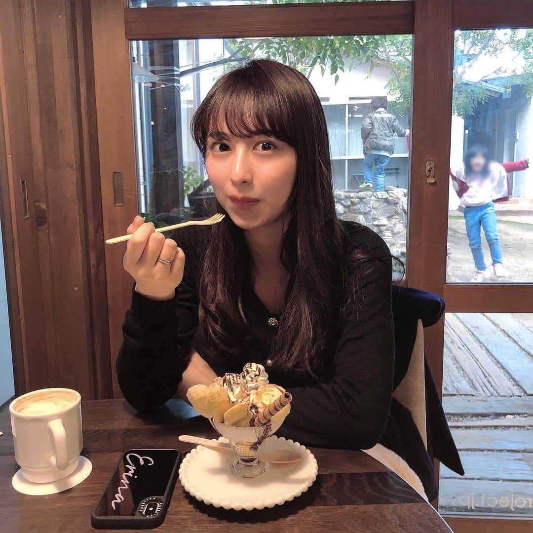 太田江莉奈さんのインスタグラム写真 - (太田江莉奈Instagram)「ストーブが効いた暖かい部屋で食べるパフェ最高！！ 鴛鴦茶(ユンヨンチャ)っていう紅茶とコーヒーを混ぜ合わせたドリンクを初めて飲んだんだけど、これかもうとっても美味しかった☺️ . . ♡  #cafe #鴛鴦#鴛鴦奶茶#紅茶#珈琲 #パフェ#バナナパフェ#デザート #冬でもアイス#休日#すっぴん#肌安め」1月14日 19時38分 - erina_o_