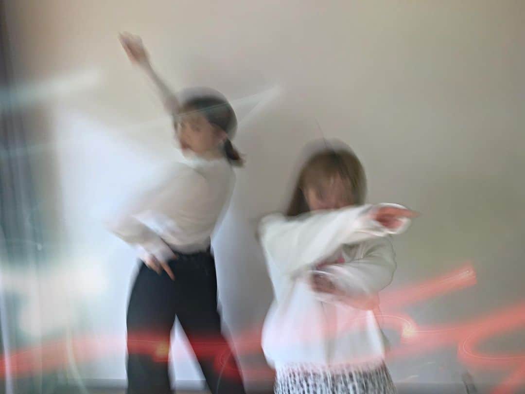 瀧澤彩夏のインスタグラム：「ここはうちらに任せて君は先に行け！！ #的なね #そのくらい強そう　#強力なスケット感　#ラップ　#ヒップホップ　#2人組　#強そうな　#2人組　#お助けヒーロー　#みんなすぐやられそうって言わないで笑」