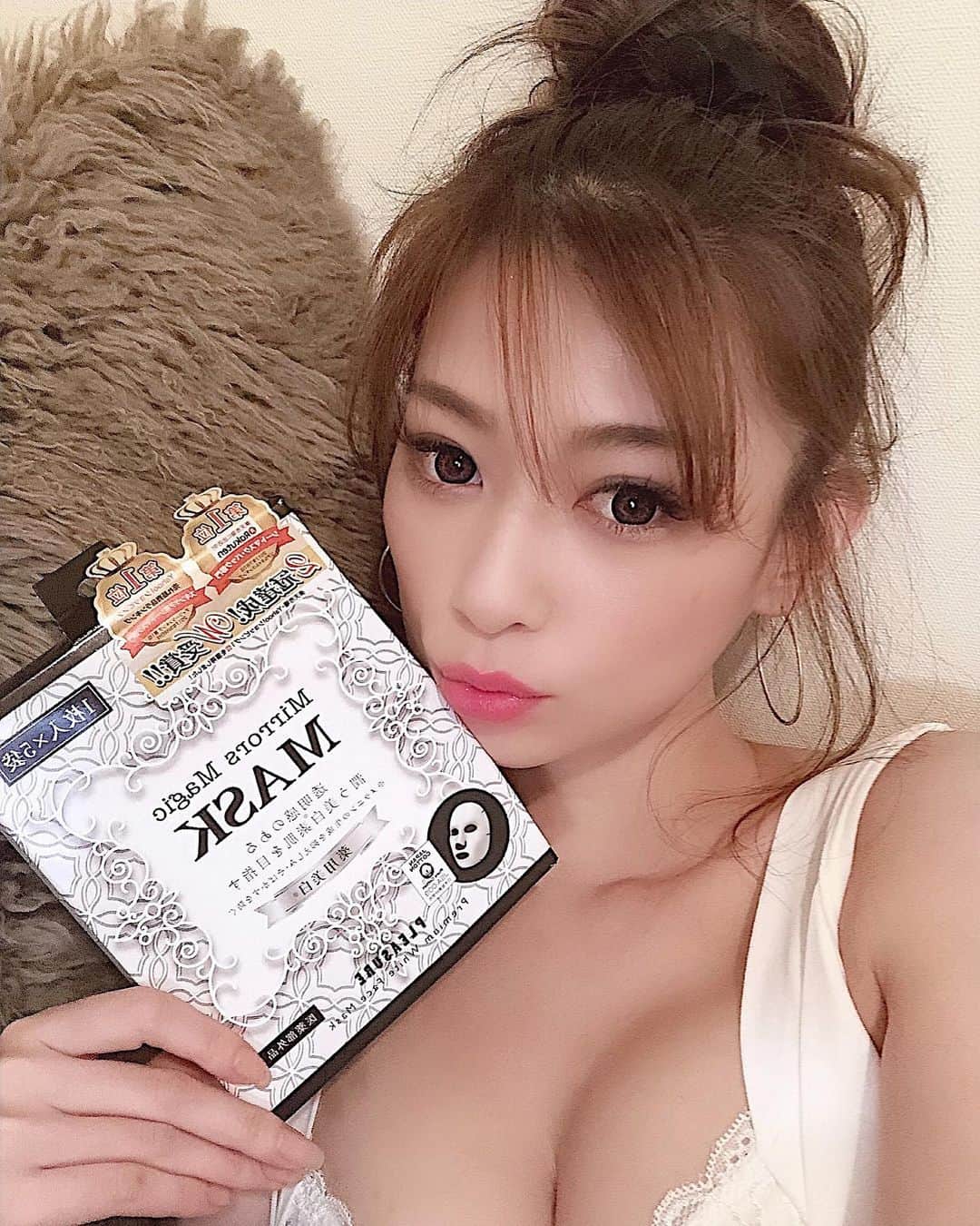 長谷川唯のインスタグラム：「・ ・ 美容について❤︎ミラーズマジックマスクはおすすめ✨お姉ちゃんがマスクを冷蔵庫で冷やすと気持ちいいよって教えてもらってからそうしてるよ👌🏻 ・ ・ ジムも行きたいしエステも行きたいしやりたいこといーーっぱい🙃😙💗 ・ ・ #me #パック #おすすめ商品 #happy #love #instagood」