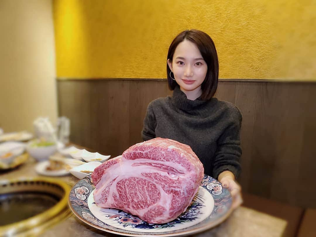 保坂玲奈さんのインスタグラム写真 - (保坂玲奈Instagram)「________‪ #焼肉🔥 . . . ○#六本木 #西麻布 エリアに オープンしたばかりの焼肉屋さん #光肉 。 . . ○こだわりのお肉を"和"なお部屋で頂いたよ✨ このどどん！と 大きなカット前のお肉は #フォトジェ肉 ♡ . . . . #焼肉屋 #インスタ映え #女子会 #肉 #肉スタグラム #六本木焼肉」1月14日 19時43分 - __renao_0707