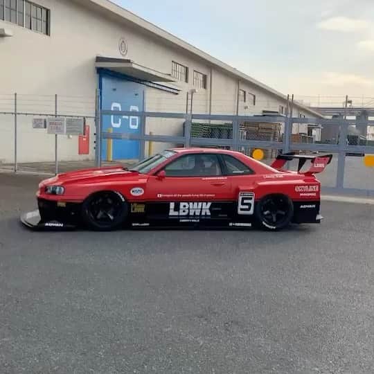 のインスタグラム：「Liberty walk自由に歩く！！！ LB★スーパーシルエットWORKS SKYLINE 🙂  @libertywalkkato @nissan  #tokyoautosalon#東京オートサロン#lbworks#skyline #スカイライン #airrexsuspension #fiexhaust #大阪メッセ#widebodymiata #bride#yokohamatire」