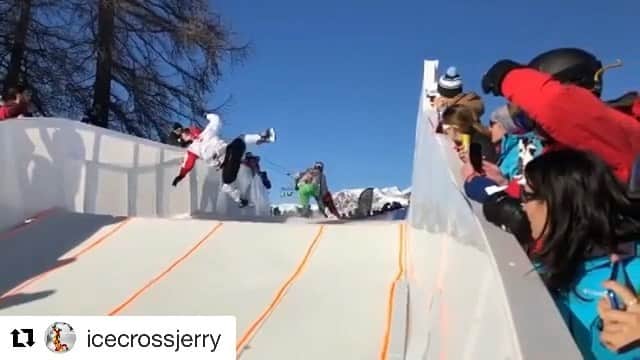 鈴木雅仁のインスタグラム：「Awesome😎 投稿ありがとう！ @icecrossjerry ・ 『JAPAN AIR』 @ana.japan ✈️ @japanairlines_jal ✈️ ・ @redbullicecross  @tsukijikajuu @the.anko #redbullicecross #atsx #redbull #レッドブル #レッドブルアイスクロス #エクストリームスポーツ #スケート #スキー #スノボー #アイスホッケー #インラインスケート  #icecrossjerry  #Repost @icecrossjerry with @get_repost ・・・ @chrispapi52 said : "avoid the orange lines", all the riders did so except one... bad boy @kirk_thorn followed by Japanese airshow.  #simplyKirk」