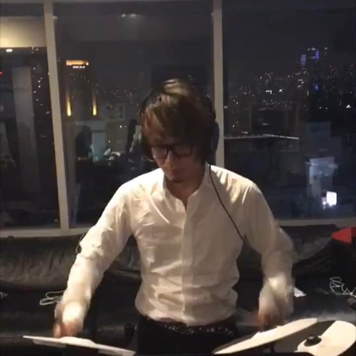 菅野祐悟のインスタグラム：「PSYCHO-PASS IN CONCERT シンセドラム練習中 本番はもっと上手になってるはず！ 本番はね、スティックも特別使用になります！ みんな来てね！！ psycho-pass-concert.com  #サイコパス #psychopass  #サイコパスコンサート #コンサート  #synthdrum  #ドラム #シンセドラム」