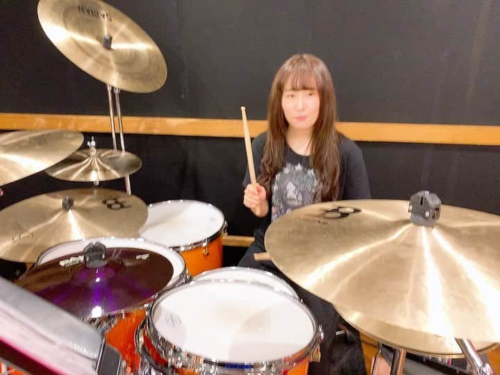 相羽あいなのインスタグラム：「Roselia 10枚目のシングル 『約束』発売まであと１日🌹  本日フラゲ日…！！！ Roseliaみんなのカウントダウン動画かわいいやろ？😍 「約束」「"UNIONS"Road」 どちらも本当に素敵な曲です。 私たちはRoseliaであり続けたいという思いが詰まった一枚。 ぜひ聴いてください🌹 #バンドリ #Roselia #約束 #凄いぞRoselia #カメラマン相羽 私を撮ってくれたのは #カメラマンくどぅさん」