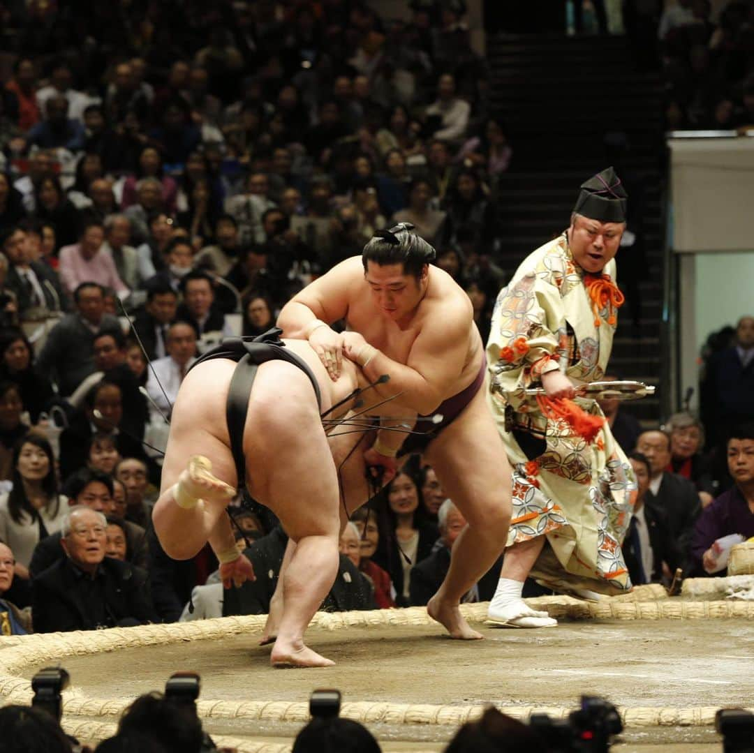 日本相撲協会さんのインスタグラム写真 - (日本相撲協会Instagram)「大相撲一月場所、3日目の遠藤。  初日 ○遠藤-●鶴竜 2日目 ○遠藤-●白鵬 3日目 ○遠藤-●豪栄道  明日は貴景勝との取組が組まれています！  @sumokyokai  #sumo  #相撲  #力士 #お相撲さん #大相撲  #初場所  #一月場所  #遠藤 #鶴竜 #白鵬 #豪栄道」1月14日 19時59分 - sumokyokai