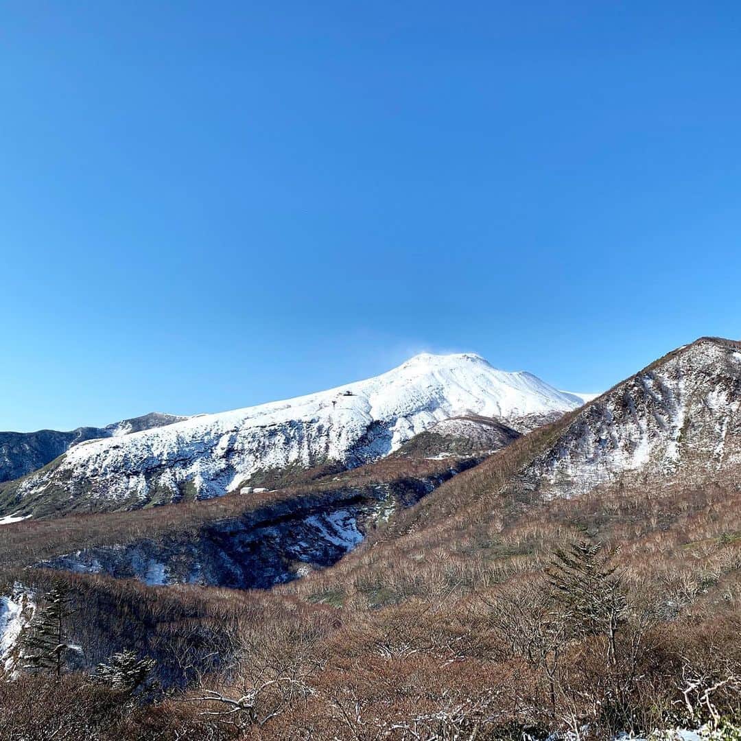 【公式】星野リゾート　リゾナーレさんのインスタグラム写真 - (【公式】星野リゾート　リゾナーレInstagram)「「那須岳スノーサイクリング」が開催されました。リゾナーレ那須から車で30分ほどにある那須岳を望むロケーションでファットバイクを使った那須の雪を楽しむアクテビティです。今朝は昨日から降った雪の上を一番乗りで楽しむことができました♪ツアー参加者は絶景を眺めながら淹れたてのコーヒーを楽しむことができます。#星野リゾート#星野リゾートリゾナーレ#星野リゾートリゾナーレ那須#旅行#アグリツーリズモリゾート#スノーサイクリング#原風景#雪#アクティビティ#絶景#開業#那須岳#ファットバイク#hoshinoresorts#hoshinoresortsrisonare#hoshinoresortsrisonarenasu#travel#agriturismoresort#landscape#japan#winter#mountainous#field#beautiful#snowcycling#fatbike」1月14日 19時55分 - hoshinoresorts.risonare