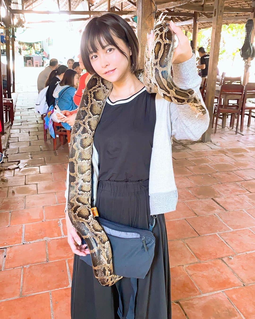 叶恵まそらのインスタグラム：「メコン川周辺の島にはヘビを巻いて生計を立てる地元の方がいた。当然喜んで乗ってきました。以前トカゲを飼っていました。爬虫類は好きなタイプです。 #Vietnam #snake」