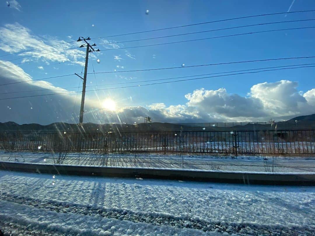 秋元龍太朗のインスタグラム：「年始に叔父と初めて山形県行った 即身仏を拝んで、百メートル程続く電線上のカラスの行列にびびり、中華そば食べて、温泉」