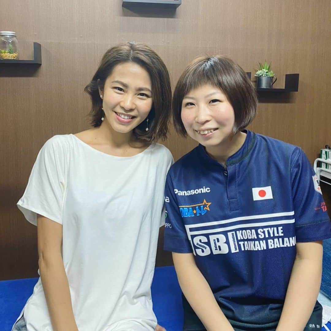 坂元美香さんのインスタグラム写真 - (坂元美香Instagram)「明日の撮影の打ち合わせも兼ねてKOBAトレスタジオへ。そして、人生初の美容鍼していただきました🤩気になるところは？と聞かれたので、右顔の筋肉が硬くて右だけほうれい線が濃いことを伝えたら、終わったら右のほうれい線が薄くなってた！！（写真で見ると左側の頬ね）顎はもちろんこと全体的にシュッとしてびっくり😧before&afterの写真比較するのが超楽しくてグリット線とかつけてみた🤣明日の朝はもっと効果が出るんだって🤩さぁ早く寝よ！！ . @kobakatsumi1226 @coretrastudio_body #美容鍼 #コバトレスタジオ」1月14日 20時01分 - mika_saka