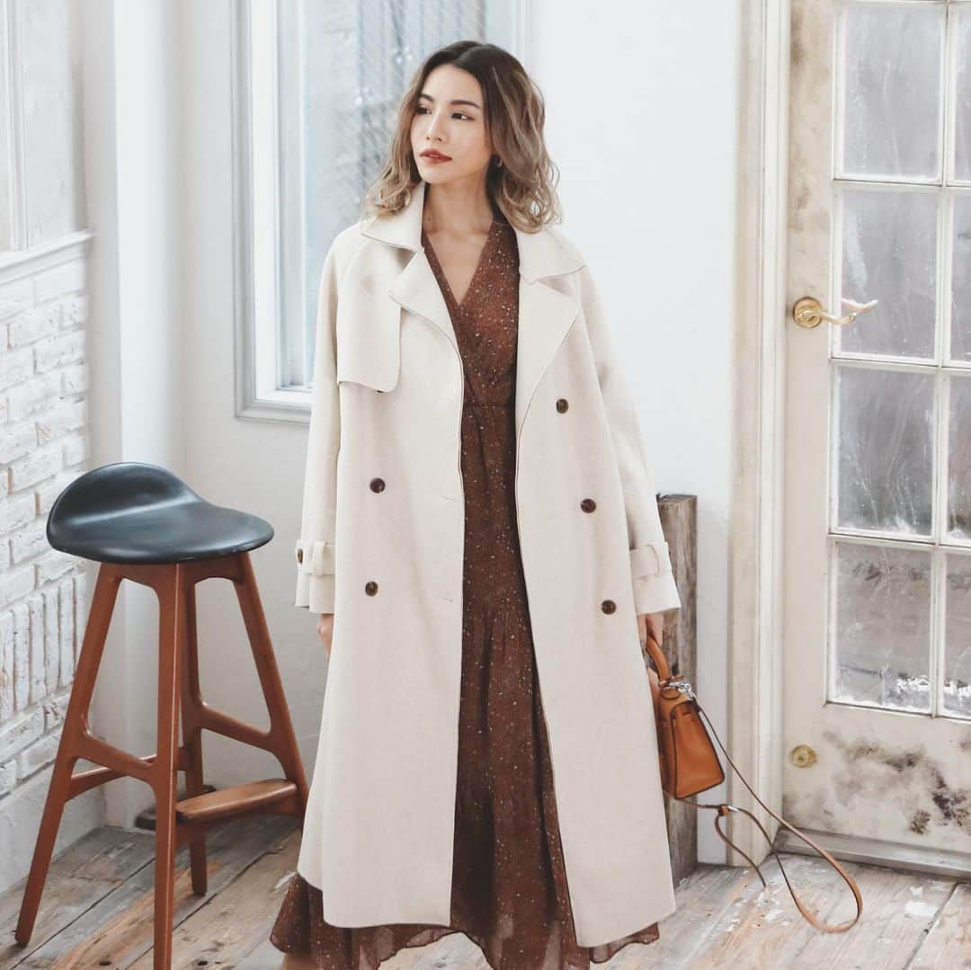 Valmuer表参道さんのインスタグラム写真 - (Valmuer表参道Instagram)「今日から「Coat Fair」が始めます。 全てのコートが40% OFFになります。 残りわずかな商品もあるのでお早めにどうぞ  We just started our global account.  You may check it out @valmuer_global ⠀⠀⠀⠀⠀⠀⠀⠀⠀ Overseas  delivery contact: https://oversea-valmuer.com！ Or you can also contact the official  line account →valmuer ⠀⠀⠀⠀⠀⠀⠀⠀⠀ オンラインストア://online.valmuer.com ⠀⠀⠀⠀⠀⠀⠀⠀⠀ #valmuer#valmuerofficial #gardenbyvalmuer#ヴェルムーア #fashion#model#selectshop#omotesando #likes#repost#Tokyo#girl#東京#表参道 #セレクトショップ#ファッション#可愛い #大人服#おしゃれ#コーデ　#ワンピース　 #花柄ワンピース　 #コート　#おしゃれコート」1月14日 20時05分 - valmuer_official