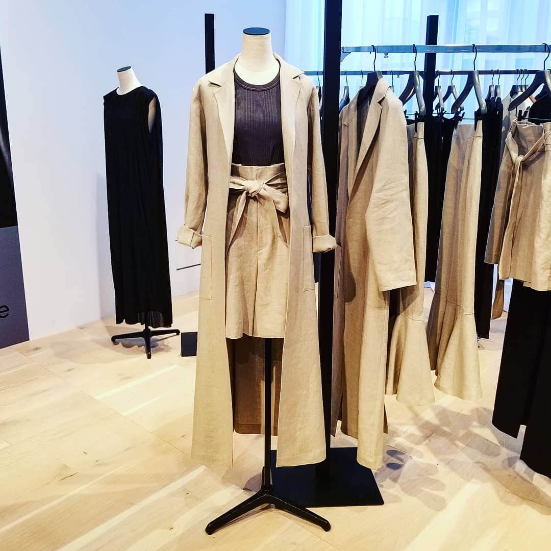 Ginaさんのインスタグラム写真 - (GinaInstagram)「セットアップを軸に展開する新ブランド「uncrave #アンクレイブ」かなり気になってます！ディレクターはエディター東原妙子さん @taekohigashihara 🌹ㅤㅤㅤㅤㅤㅤㅤㅤㅤㅤㅤㅤㅤ "これさえあればいい" と思える服ーーのコンセプト通り、あらゆるシーンで着られて、スタイリングに迷わないアイテムがとっても心強い🤔ㅤㅤㅤㅤㅤㅤㅤㅤㅤㅤㅤㅤㅤ 特に品の良いジャケット類は働くGina世代に欠かせない一枚ですよね！私もカチッとし過ぎない、ラフに羽織れる黒ジャケット、ずっと探してたんですがやっと見つけたかも・・🧡🧡 あぁ、2月21日のデビューが待ち遠しい！  #Gina #Ginamagazine #Gina展示会レポ #uncrave」1月14日 20時13分 - gina_mag