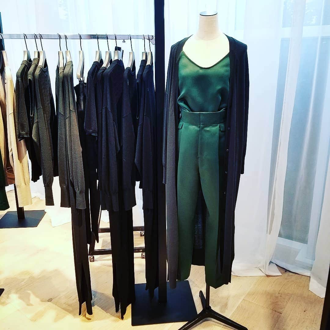 Ginaさんのインスタグラム写真 - (GinaInstagram)「セットアップを軸に展開する新ブランド「uncrave #アンクレイブ」かなり気になってます！ディレクターはエディター東原妙子さん @taekohigashihara 🌹ㅤㅤㅤㅤㅤㅤㅤㅤㅤㅤㅤㅤㅤ "これさえあればいい" と思える服ーーのコンセプト通り、あらゆるシーンで着られて、スタイリングに迷わないアイテムがとっても心強い🤔ㅤㅤㅤㅤㅤㅤㅤㅤㅤㅤㅤㅤㅤ 特に品の良いジャケット類は働くGina世代に欠かせない一枚ですよね！私もカチッとし過ぎない、ラフに羽織れる黒ジャケット、ずっと探してたんですがやっと見つけたかも・・🧡🧡 あぁ、2月21日のデビューが待ち遠しい！  #Gina #Ginamagazine #Gina展示会レポ #uncrave」1月14日 20時13分 - gina_mag